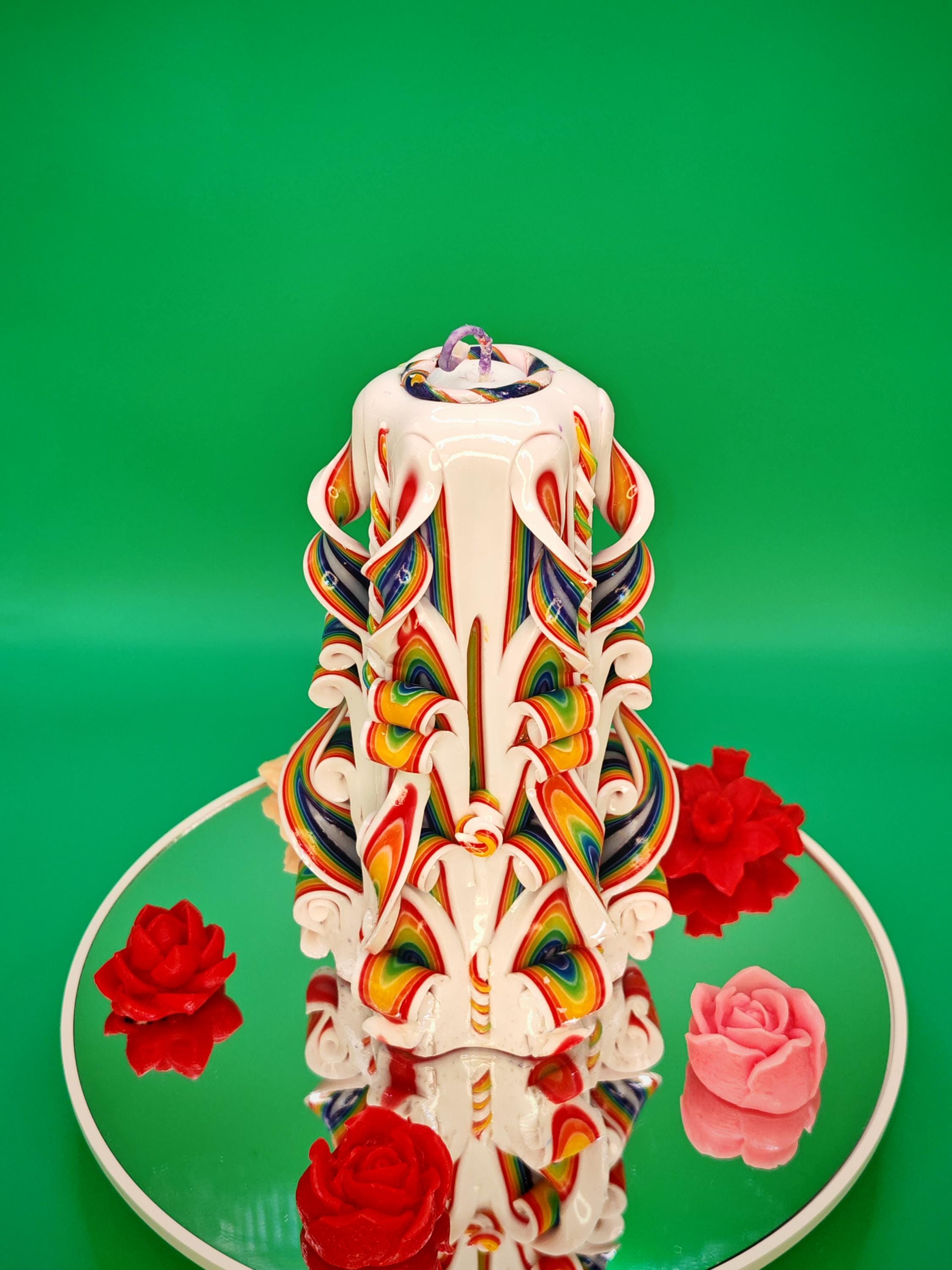 Handgeschnitzte Kerze – geruchlos, handgemacht und bunt, Luxus Wohndeko, Geschenkidee für Viele Anlässe (Classic Pyramide 16 x 9 cm)