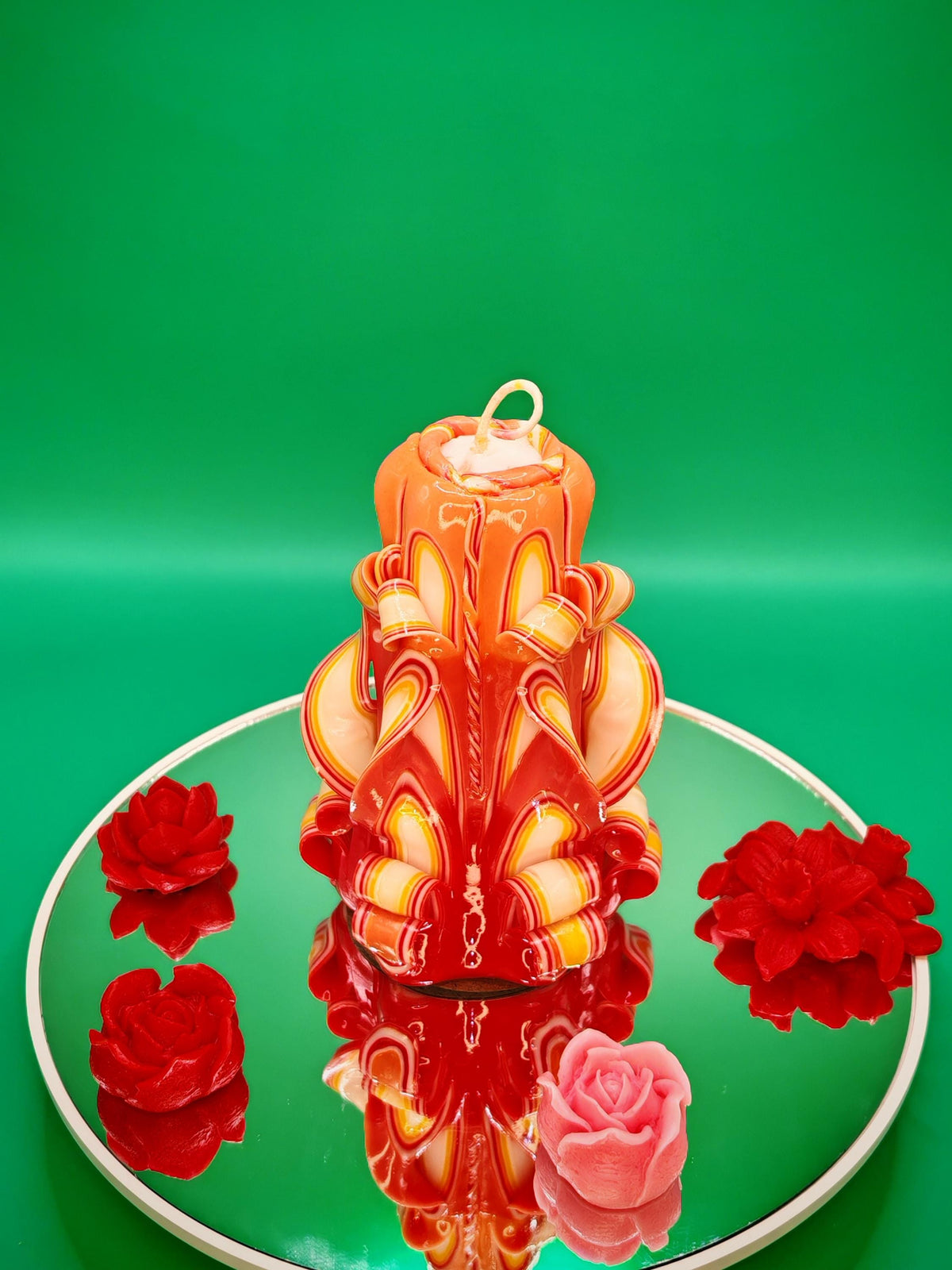 Handgeschnitzte Kerze in Bunt „Farbenzauber“, ohne Duft (14 × 9 cm)