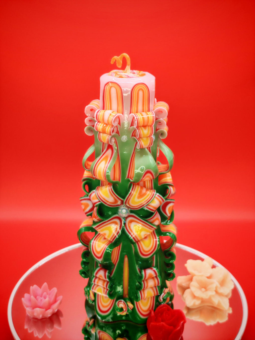 Handgeschnitzte Kerze – geruchlos, handgemacht & mehrfarbig, Weihnachtsdeko, Wohndeko, Geschenk für Sie und Ihn (Grande Pyramide: 22x11 cm)