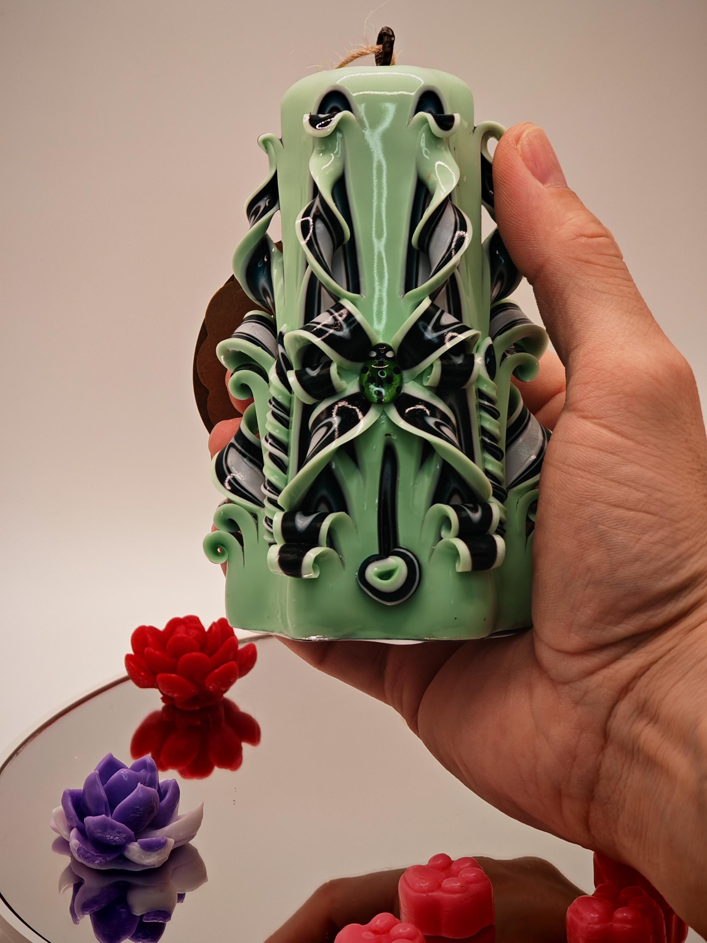 Набір різьблених свічок – Ванільний аромат, ручна робота та елегантний дизайн, декор для дому - 1 класична піраміда (16×9 см) та 1 мала піраміда (13×8 см)