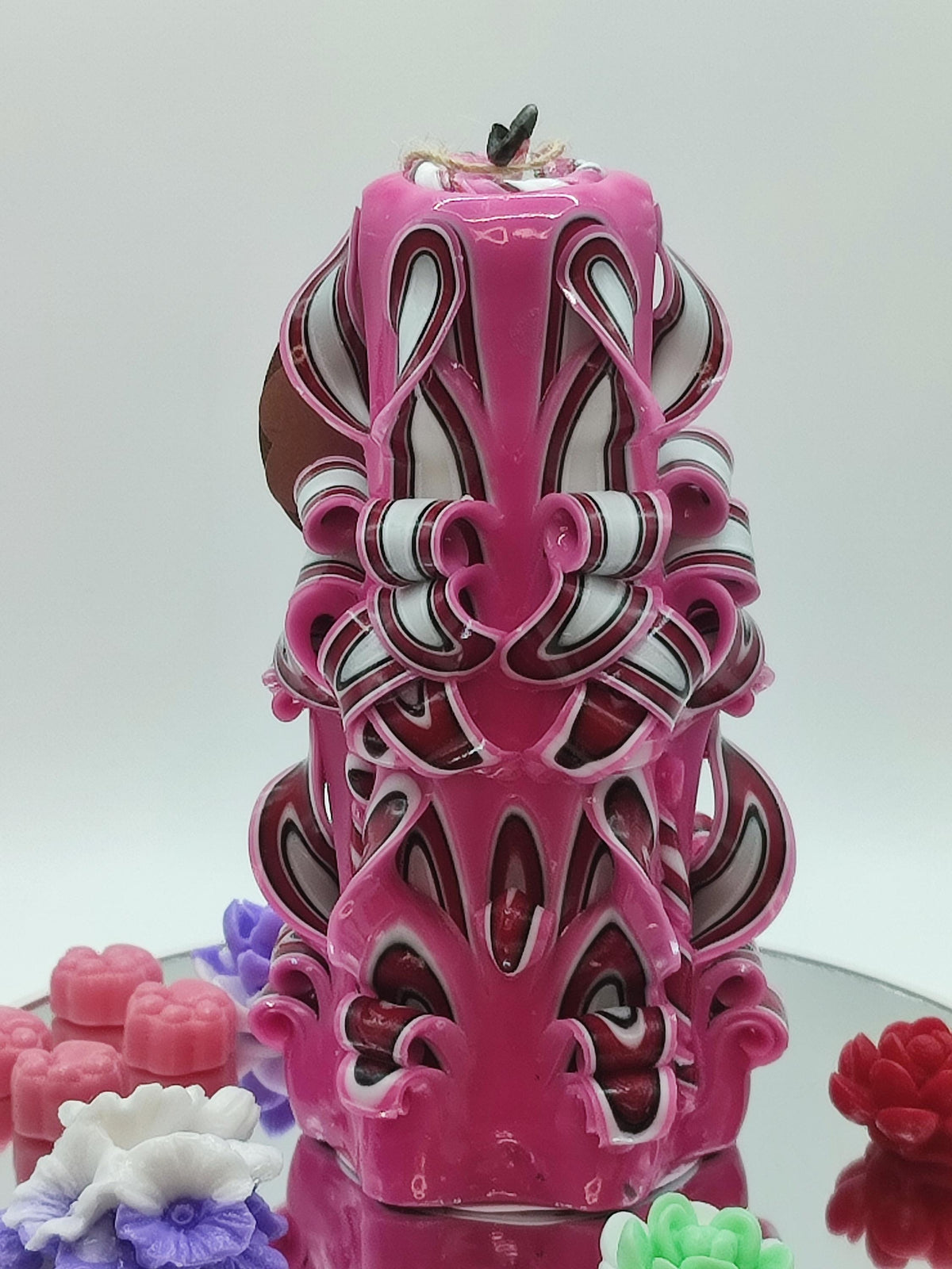Handgeschnitzte Kerze – Vanilleduft, handgemacht, Luxus Tisch- & Wohndeko, Geschenkidee für Hochzeit und Feier (Classic Pyramide 16 x 9 cm)
