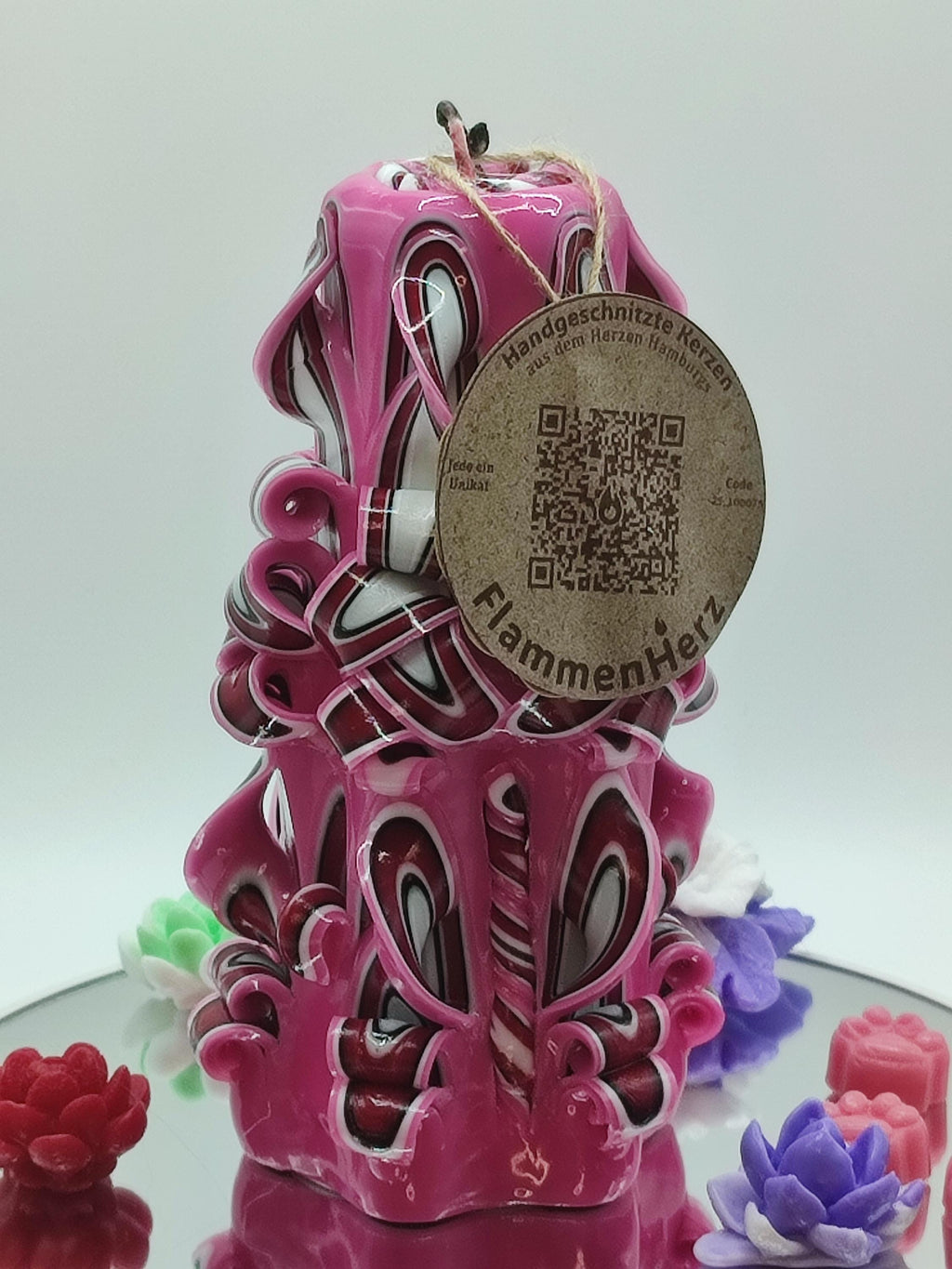 Handgeschnitzte Kerze – Vanilleduft, handgemacht, Luxus Tisch- & Wohndeko, Geschenkidee für Hochzeit und Feier (Classic Pyramide 16 x 9 cm)