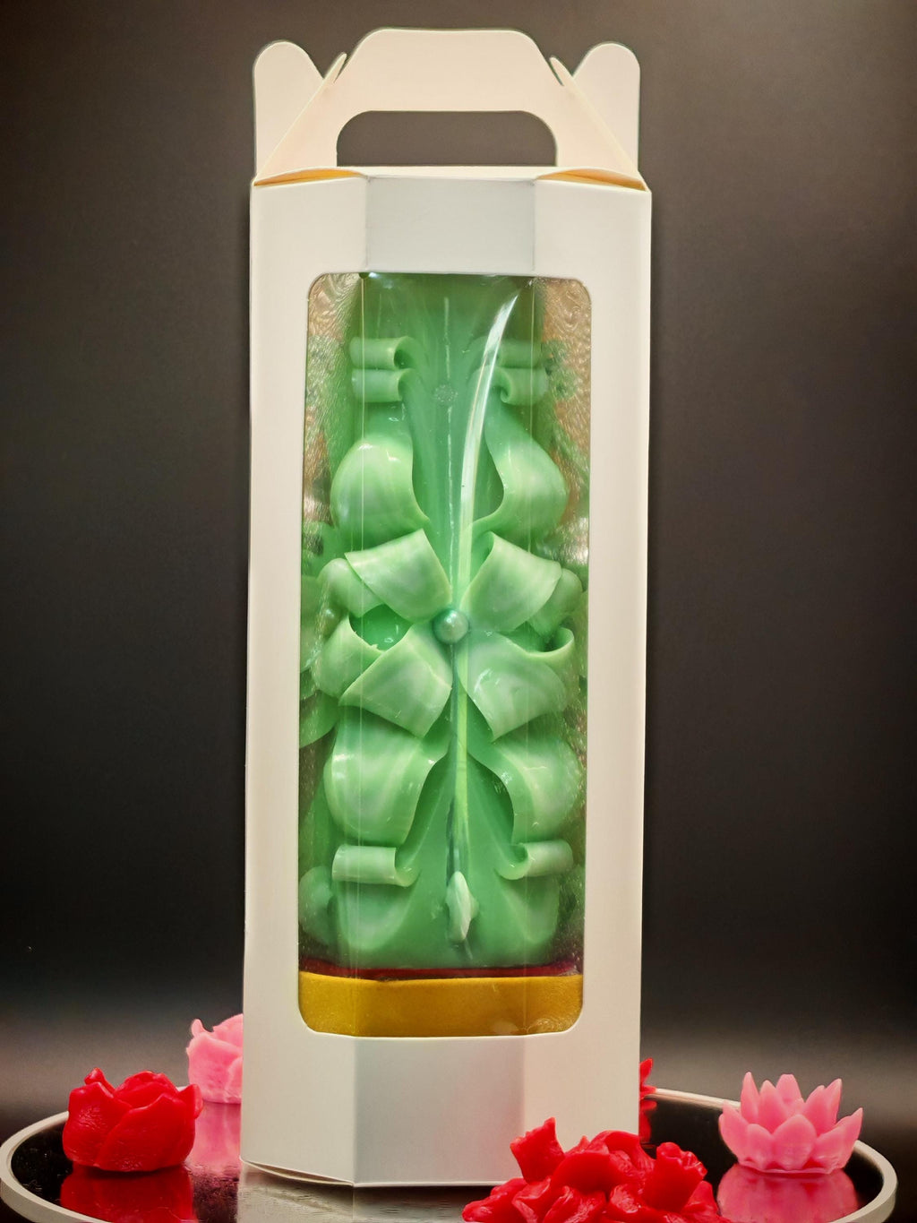 Luxuriöse handgeschnitzte Kerze – geruchsneutral, farbenfroh und handgefertigt, elegante Tischdeko, Pastellkerze (Classic Pyramide 16x9 cm)