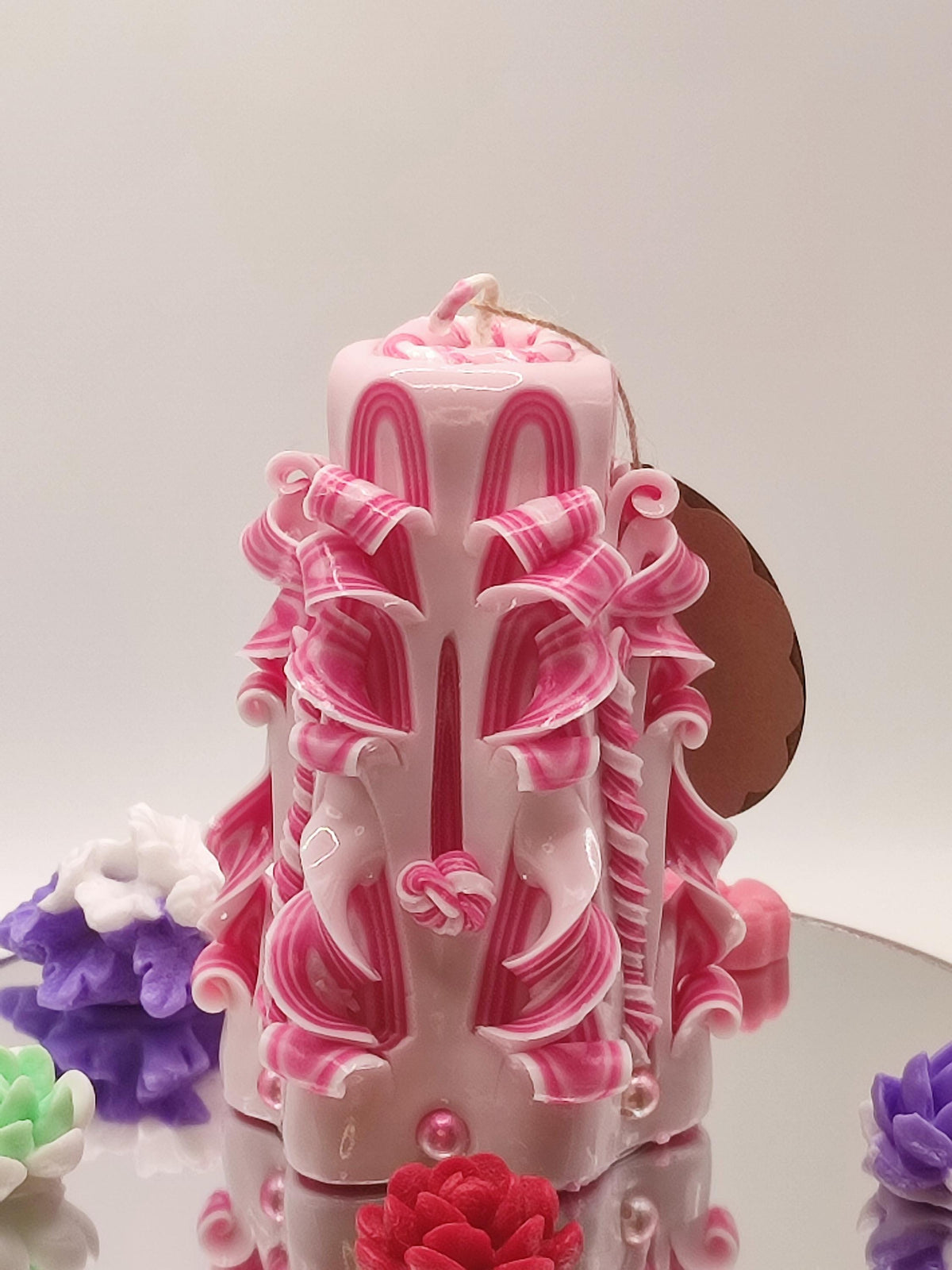 Handgeschnitzte Kerze – geruchlos, handgemacht & bunt, Luxus Tischdeko, Geschenkidee für Geburtstag, Hochzeit (Petit Pyramide ~ 12 x 8 cm)