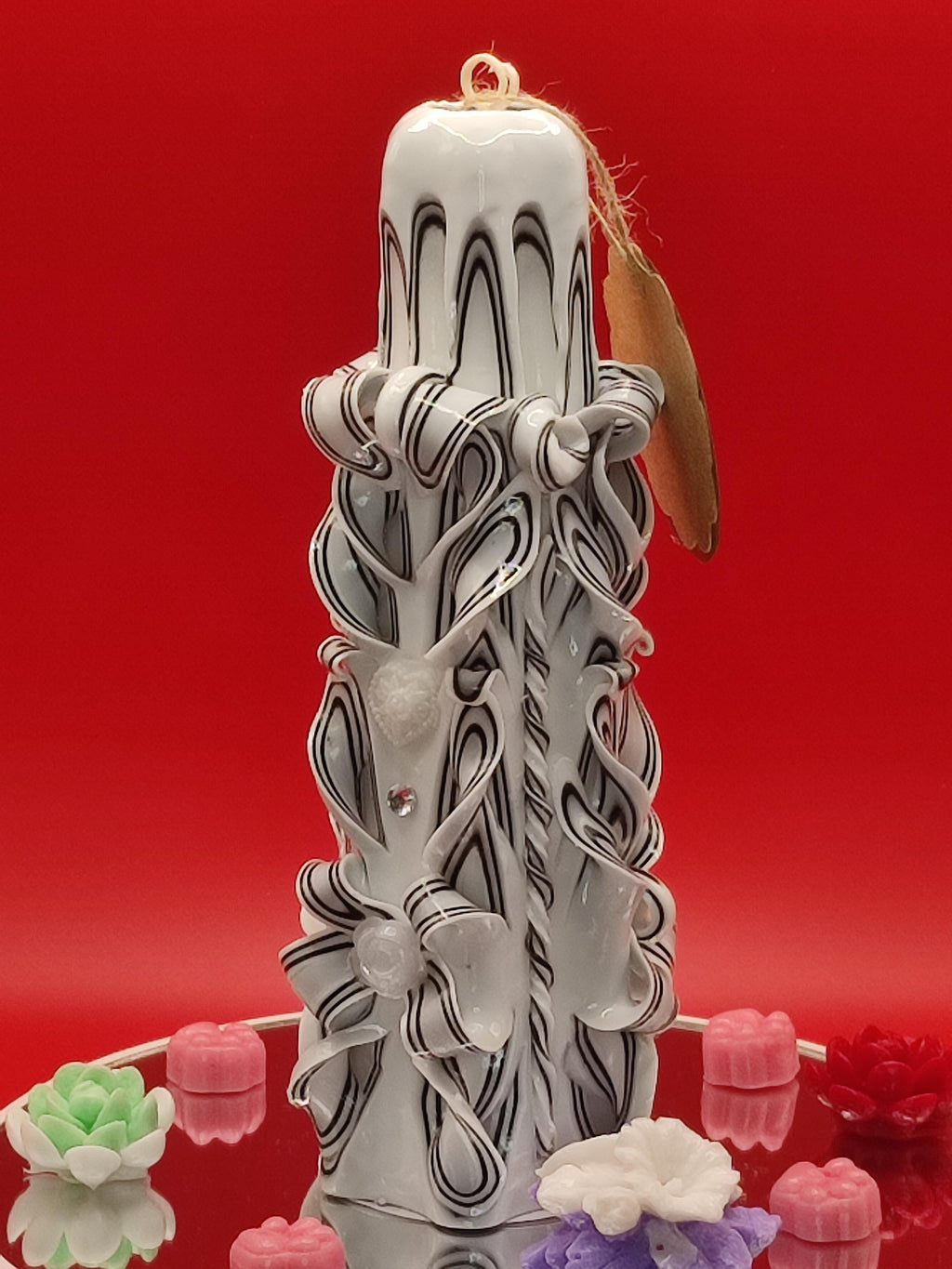Handgeschnitzte Kerzen Set „Schwarz im Weiß“ – Vanille Duft, handgemacht, künstlerisch und kontrastreich (Grande Pyramide & Petit Klassik)