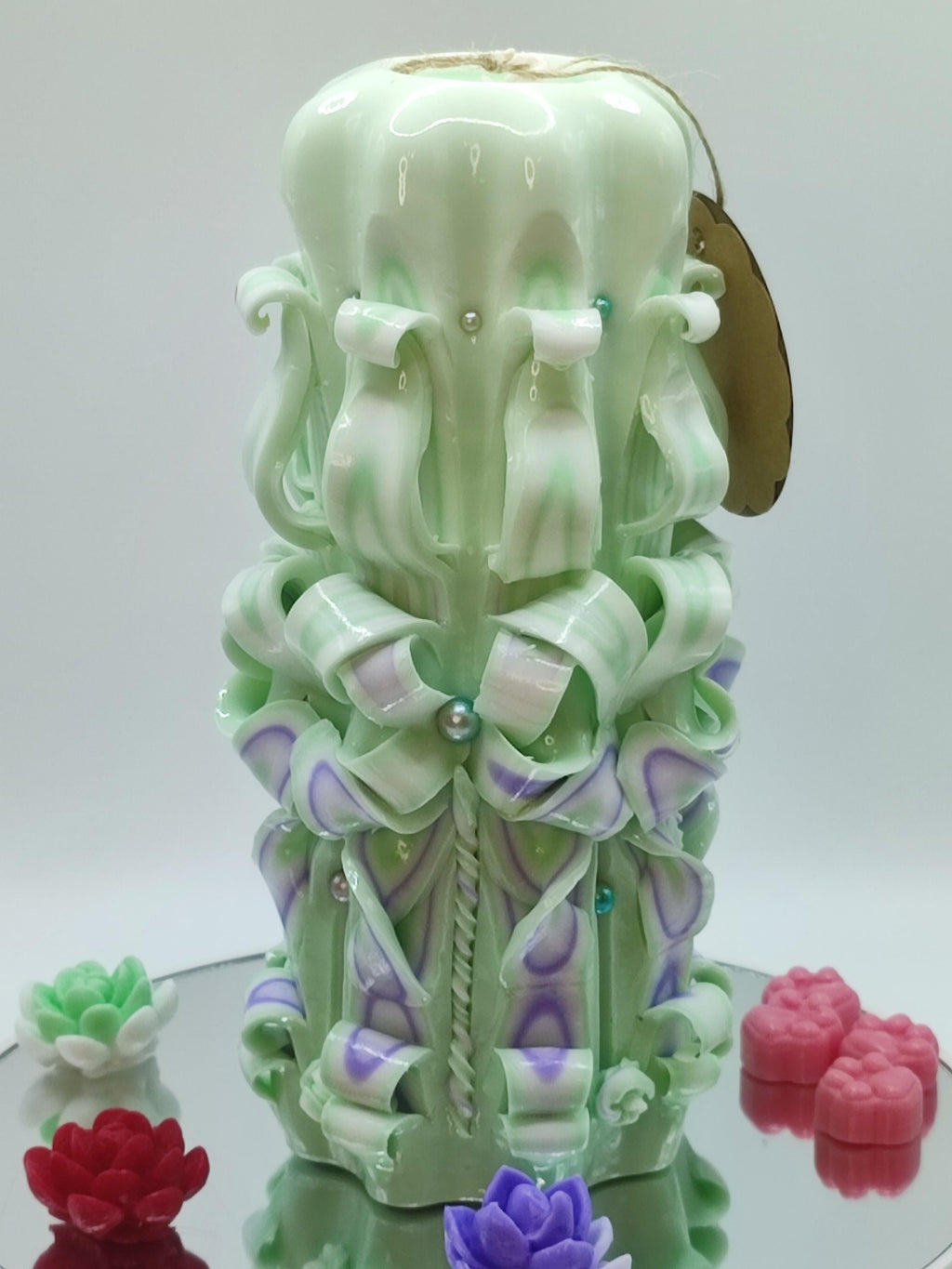 Handgeschnitzte Kerze „Frühlingshauch“ (geruchlos) – mintgrün & lavendel, Grande Aurora 22 × 13 cm