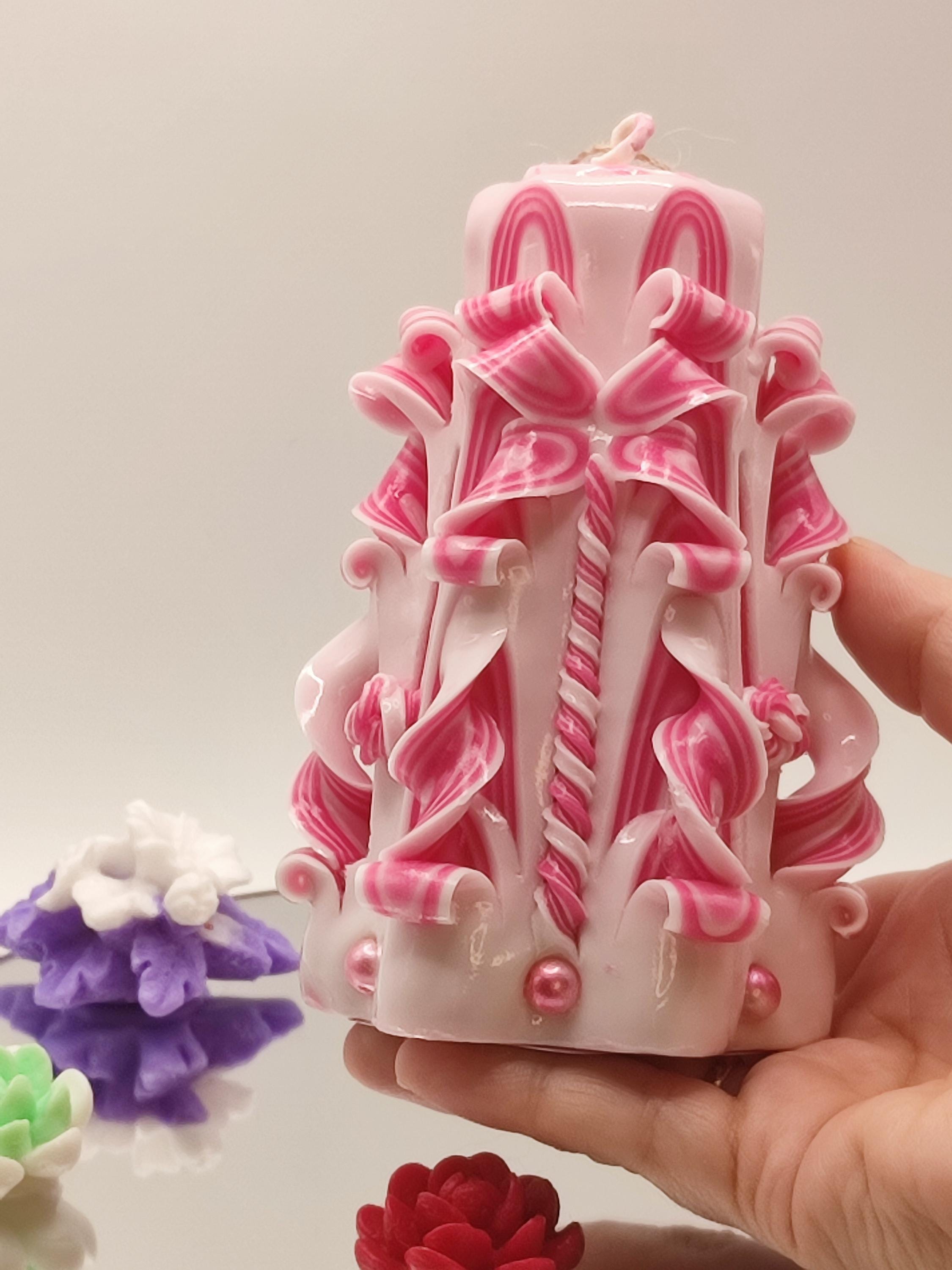 Handgeschnitzte Kerze – geruchlos, handgemacht & bunt, Luxus Tischdeko, Geschenkidee für Geburtstag, Hochzeit (Petit Pyramide ~ 12 x 8 cm)