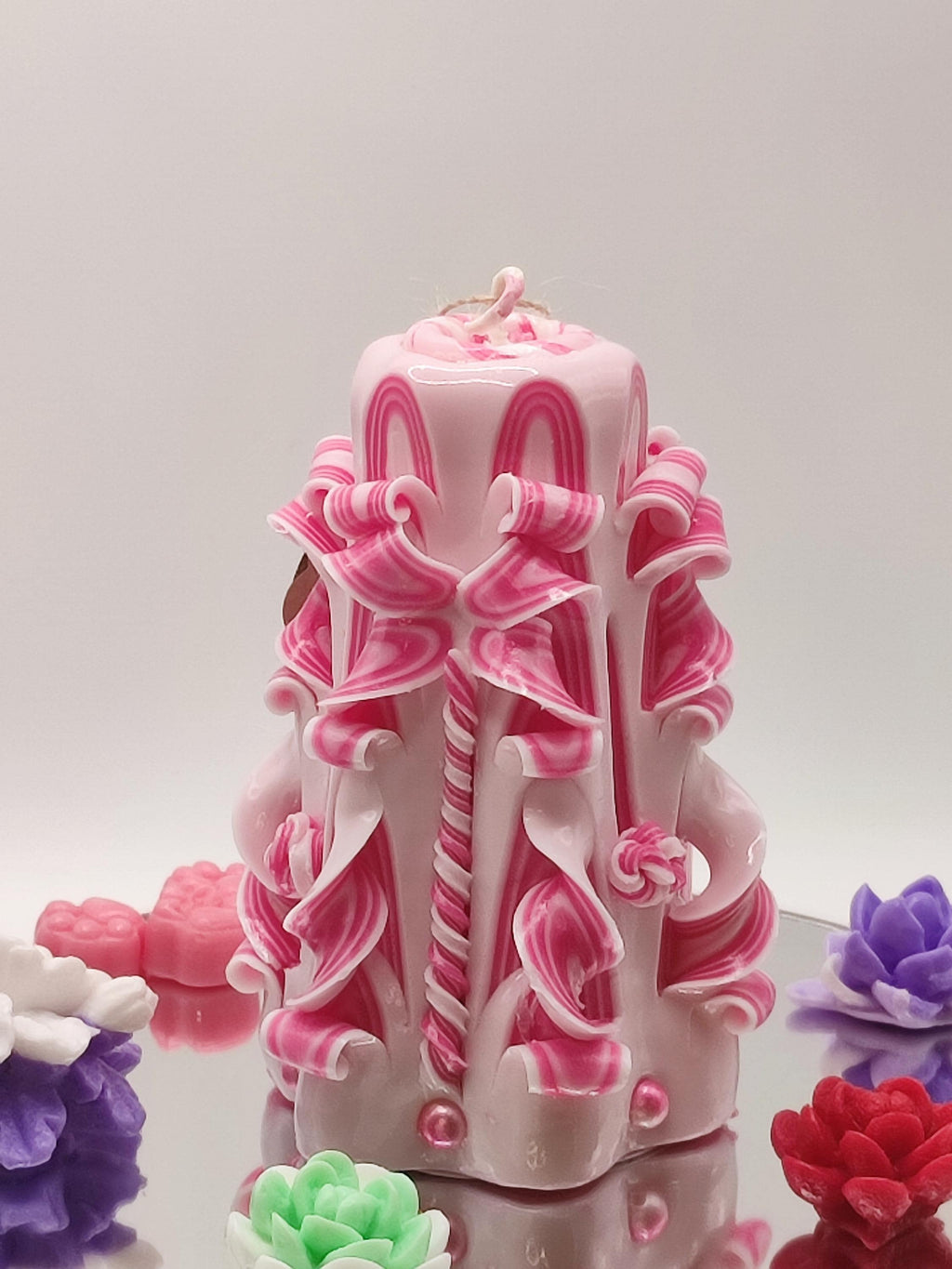 Handgeschnitzte Kerze – geruchlos, handgemacht & bunt, Luxus Tischdeko, Geschenkidee für Geburtstag, Hochzeit (Petit Pyramide ~ 12 x 8 cm)