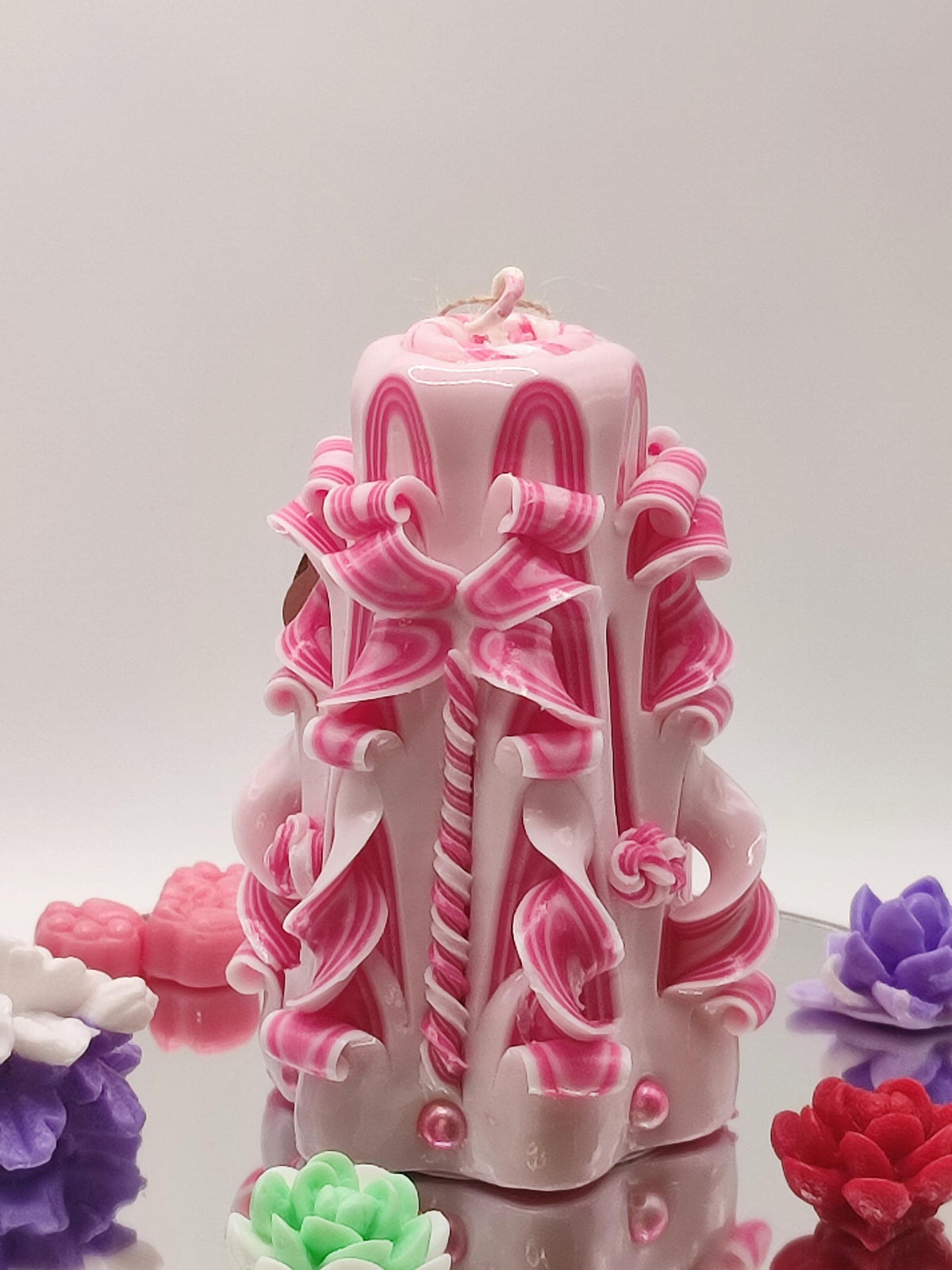 Handgeschnitzte Kerze – geruchlos, handgemacht & bunt, Luxus Tischdeko, Geschenkidee für Geburtstag, Hochzeit (Petit Pyramide ~ 12 x 8 cm)