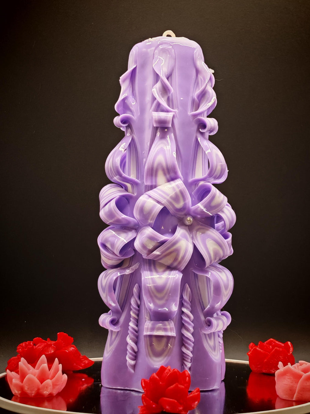 Handgeschnitzte Kerzen (Set oder einzeln) – geruchlos, handgemacht & bunt – violett-weiß, verschiedene Größen – Tischdeko und Geschenkidee