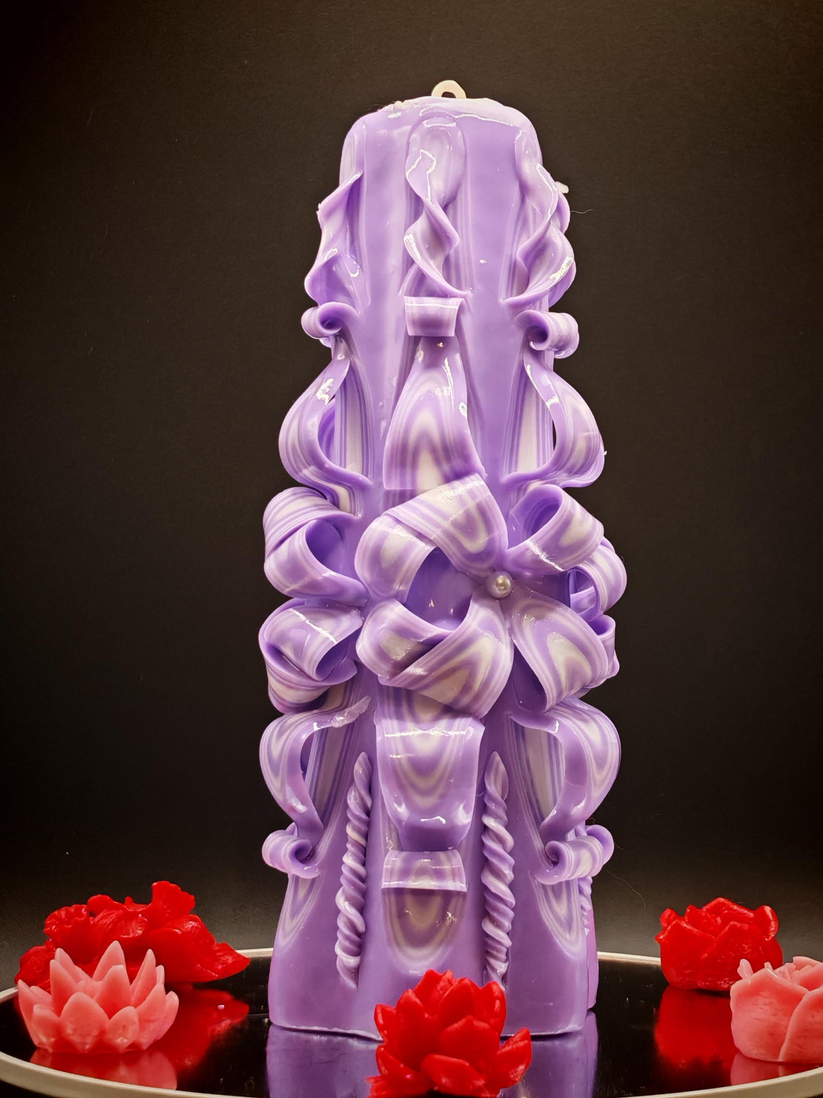 Handgeschnitzte Kerzen (Set oder einzeln) – geruchlos, handgemacht & bunt – violett-weiß, verschiedene Größen – Tischdeko und Geschenkidee