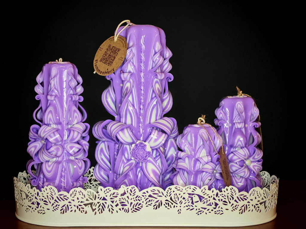 Handgeschnitzte Kerzen (Set oder einzeln) – geruchlos, handgemacht & bunt – violett-weiß, verschiedene Größen – Tischdeko und Geschenkidee