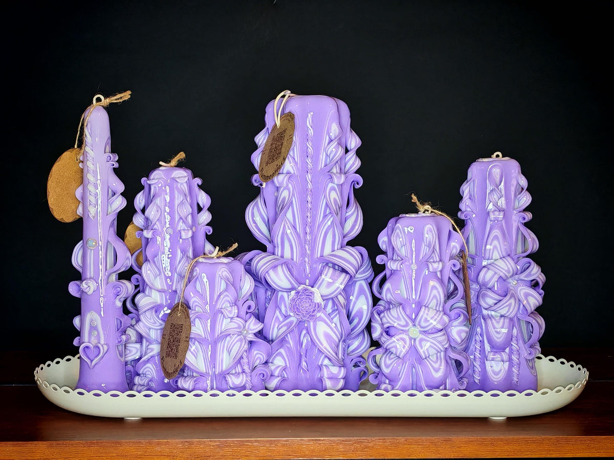Handgeschnitzte Kerzen (Set oder einzeln) – geruchlos, handgemacht & bunt – violett-weiß, verschiedene Größen – Tischdeko und Geschenkidee