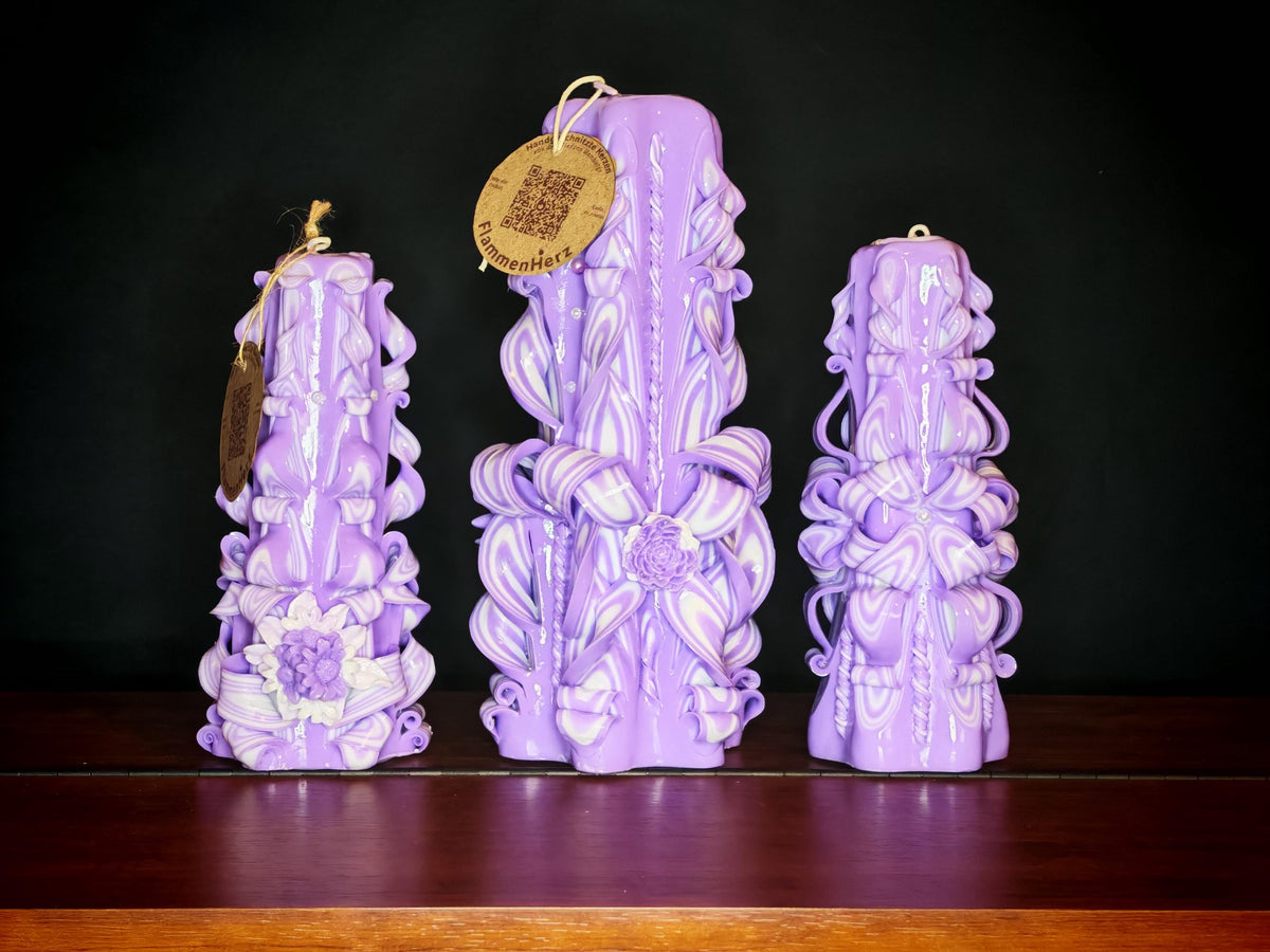 Handgeschnitzte Kerzen (Set oder einzeln) – geruchlos, handgemacht & bunt – violett-weiß, verschiedene Größen – Tischdeko und Geschenkidee