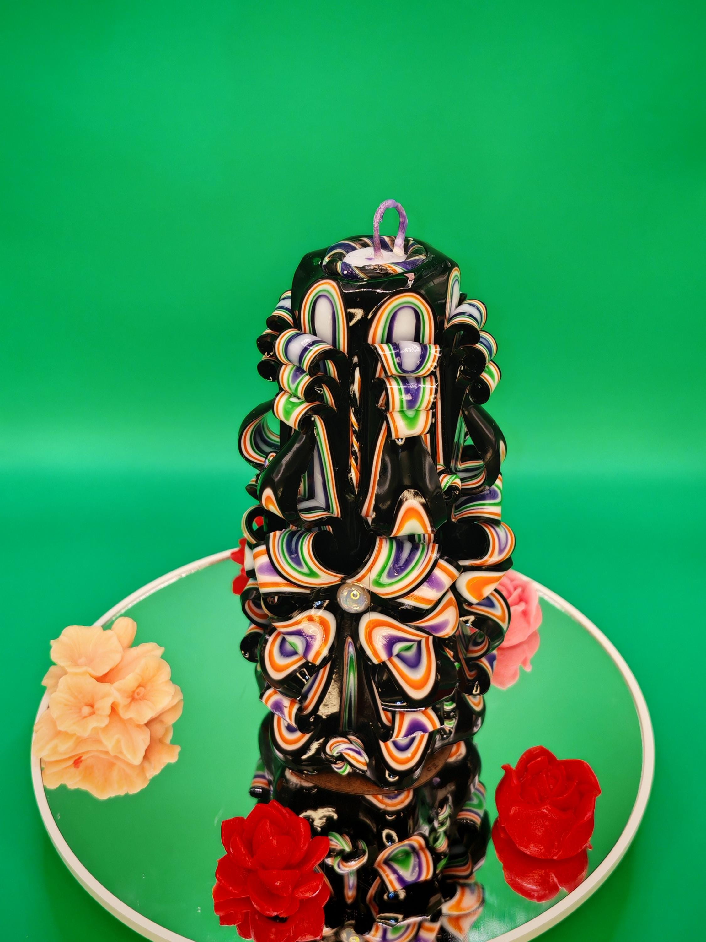 Handgeschnitzte Kerze  – geruchlos, handgemacht & bunt, Herbstdeko Kerze, Luxus Wohndeko, Geschenkidee (Classic Pyramide ~ 16 x 9 cm)