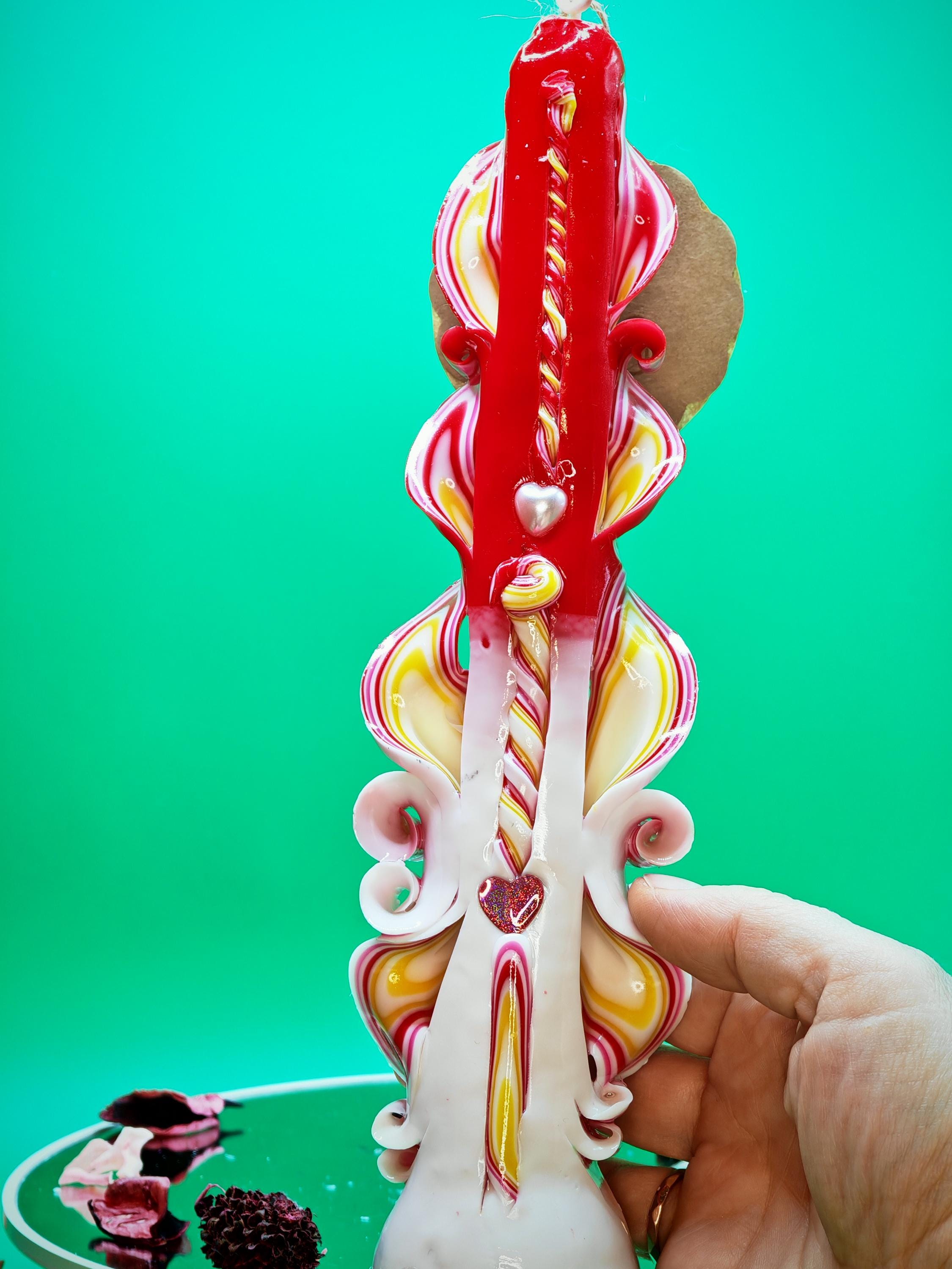 Handgeschnitzte Kerze – geruchlos, handgemacht & bunt, Luxus Kerze, Wohndeko, Geschenkidee (Majestic Slim: ~ 25 x 4.5 cm rot/gelb/weiß)