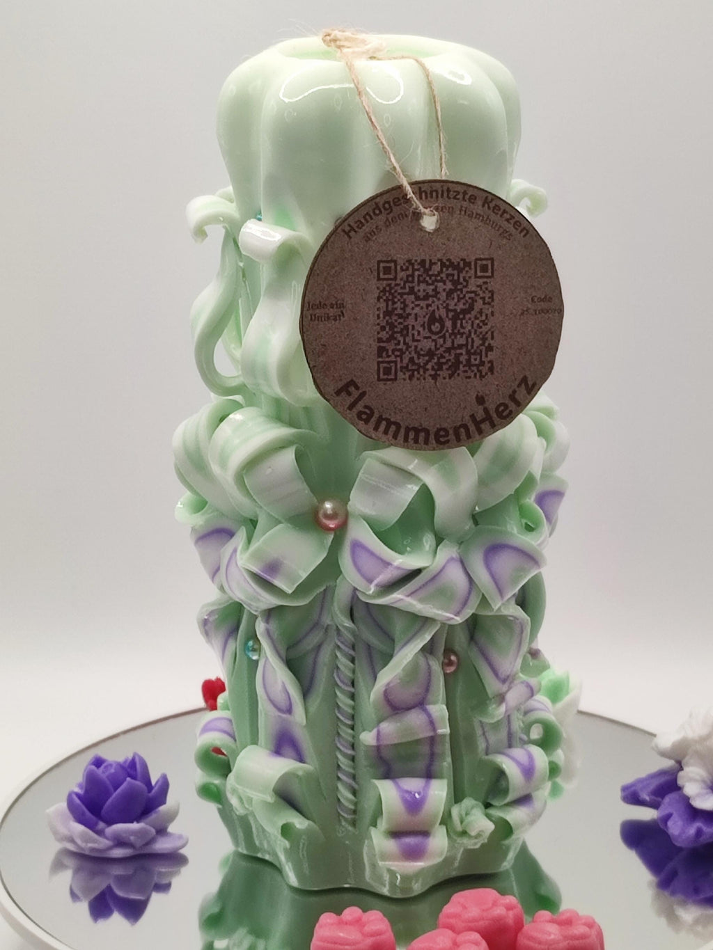 Handgeschnitzte Kerze „Frühlingshauch“ (geruchlos) – mintgrün & lavendel, Grande Aurora 22 × 13 cm