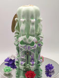 Handgeschnitzte Kerze „Frühlingshauch“ (geruchlos) – mintgrün & lavendel, Grande Aurora 22 × 13 cm