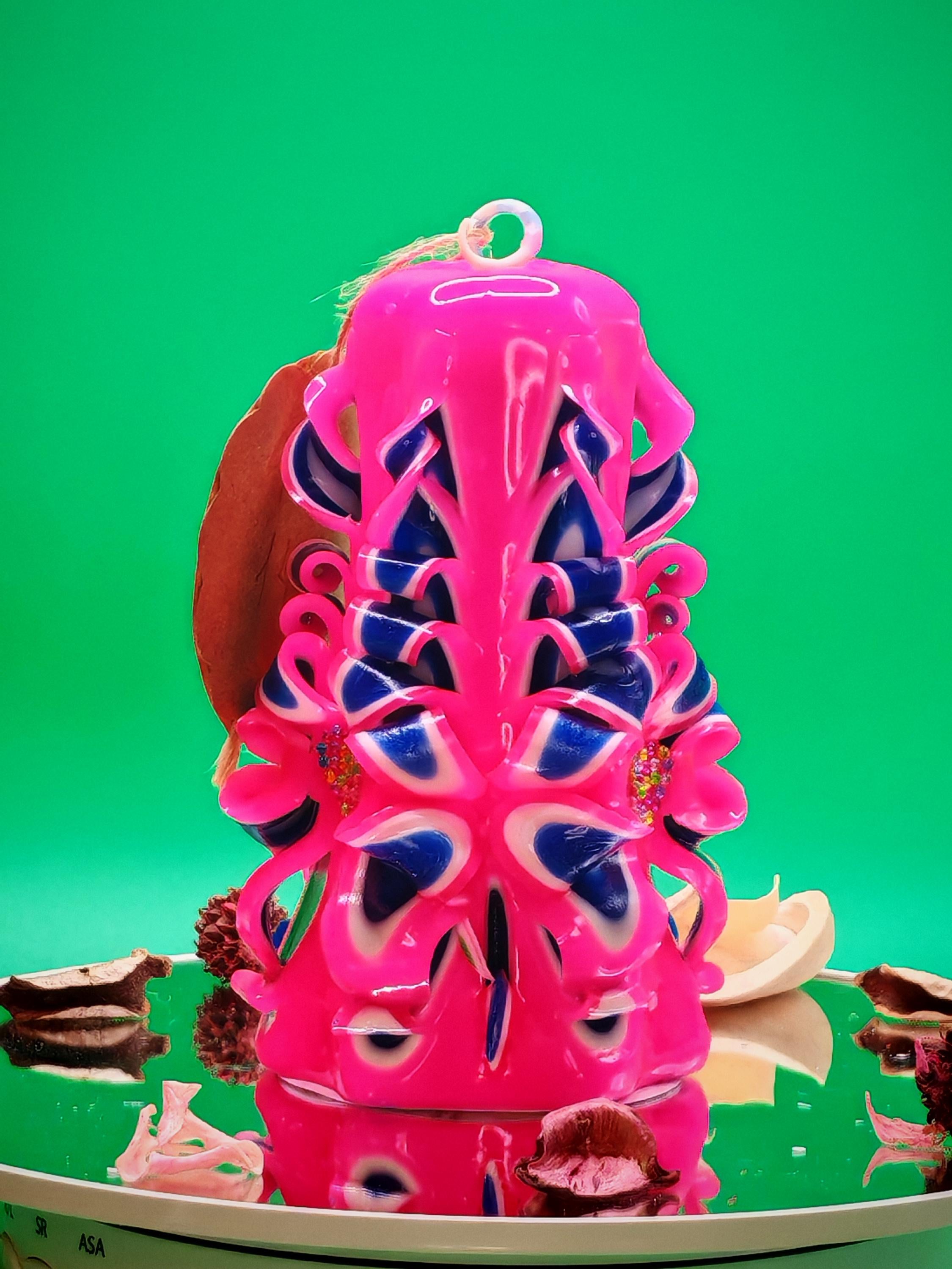 Handgeschnitzte Kerze – dunkelblau / leuchtend pink , handgemacht, bunte Deko & Geschenkidee ( Petit Pyramide 13x9 cm)