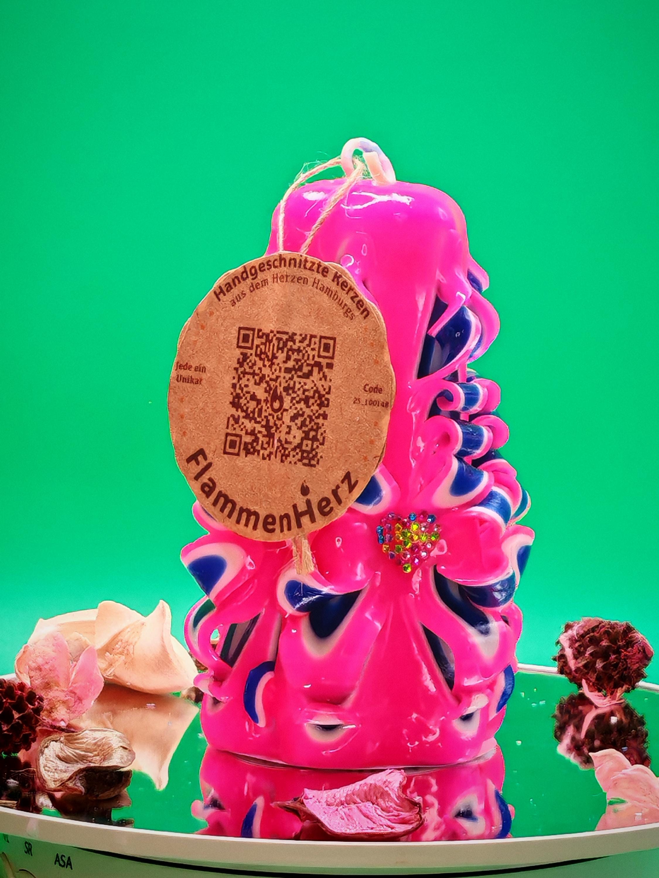 Handgeschnitzte Kerze – dunkelblau / leuchtend pink , handgemacht, bunte Deko & Geschenkidee ( Petit Pyramide 13x9 cm)
