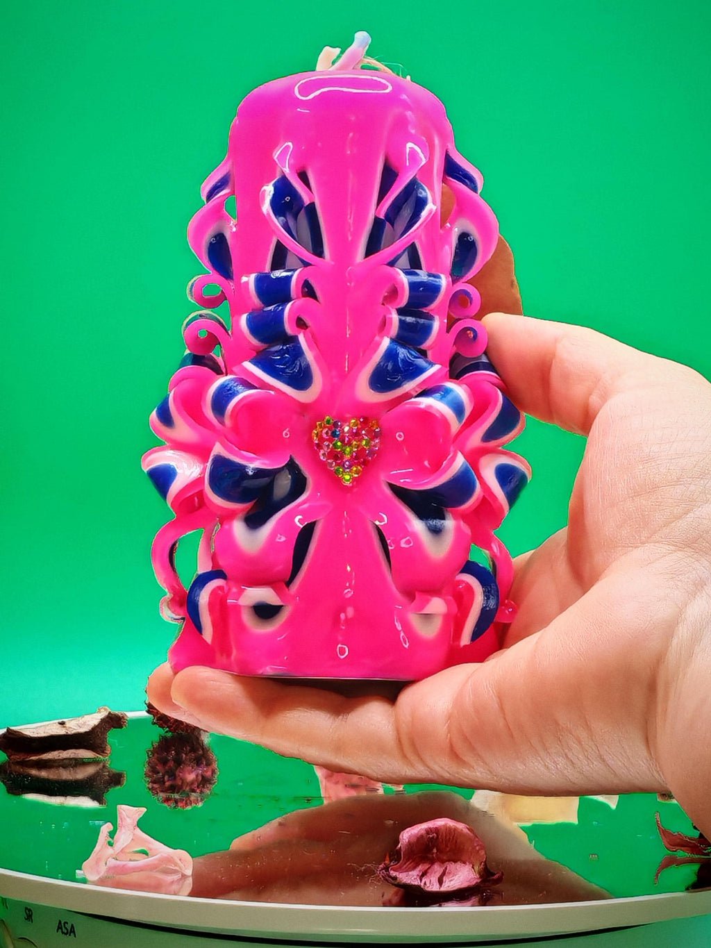 Handgeschnitzte Kerze – dunkelblau / leuchtend pink , handgemacht, bunte Deko & Geschenkidee ( Petit Pyramide 13x9 cm)