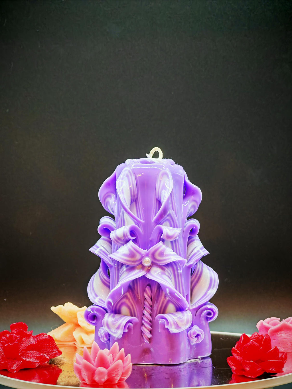 Handgeschnitzte Kerzen (Set oder einzeln) – geruchlos, handgemacht & bunt – violett-weiß, verschiedene Größen – Tischdeko und Geschenkidee