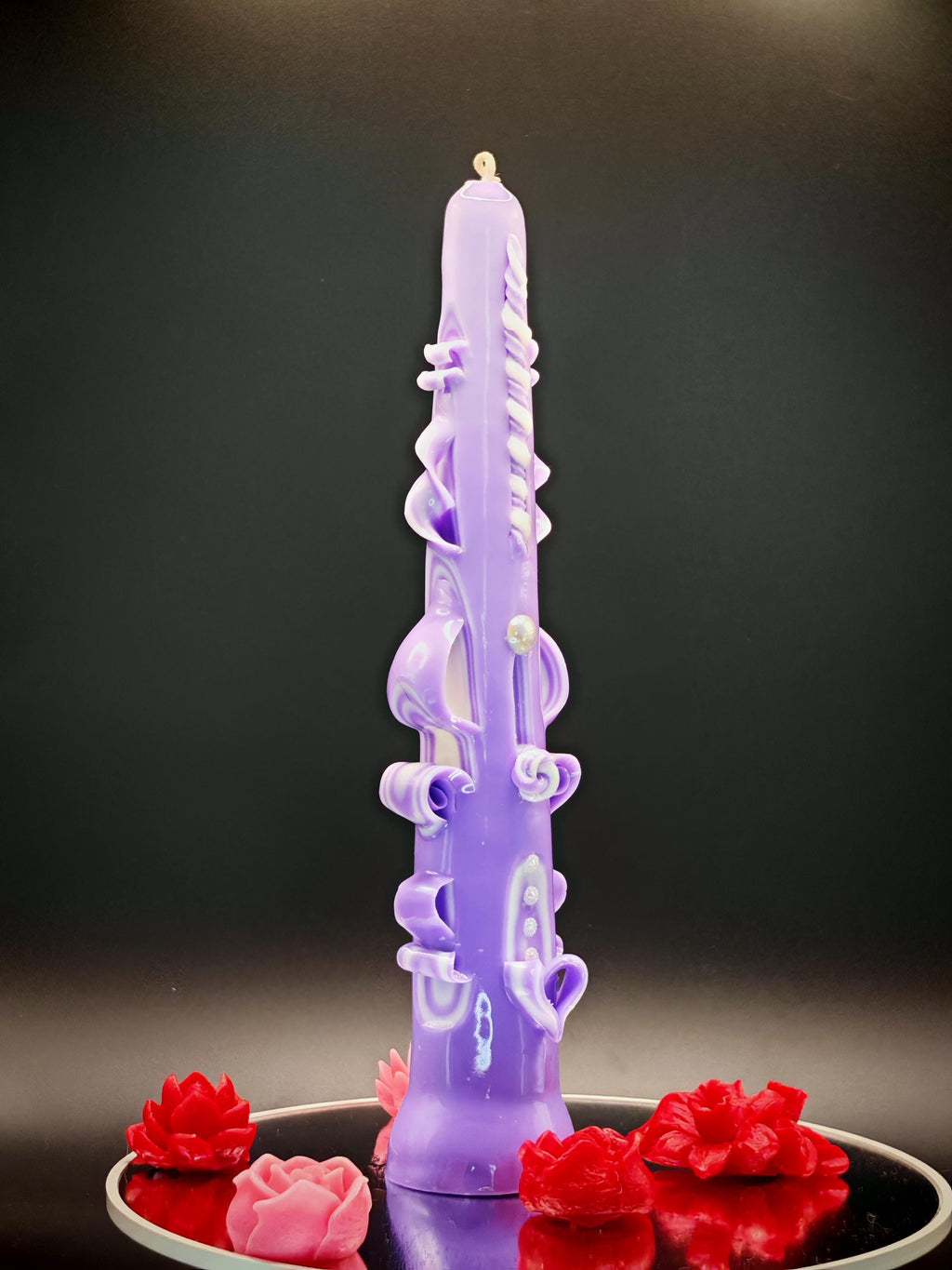 Handgeschnitzte Kerzen (Set oder einzeln) – geruchlos, handgemacht & bunt – violett-weiß, verschiedene Größen – Tischdeko und Geschenkidee
