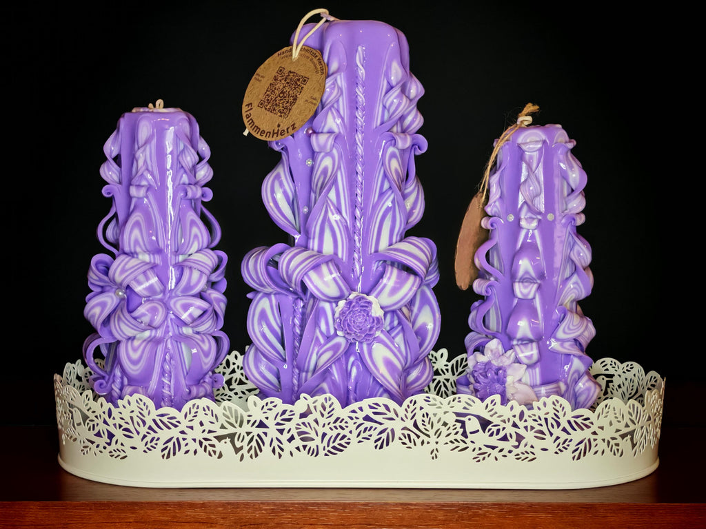 Handgeschnitzte Kerzen (Set oder einzeln) – geruchlos, handgemacht & bunt – violett-weiß, verschiedene Größen – Tischdeko und Geschenkidee