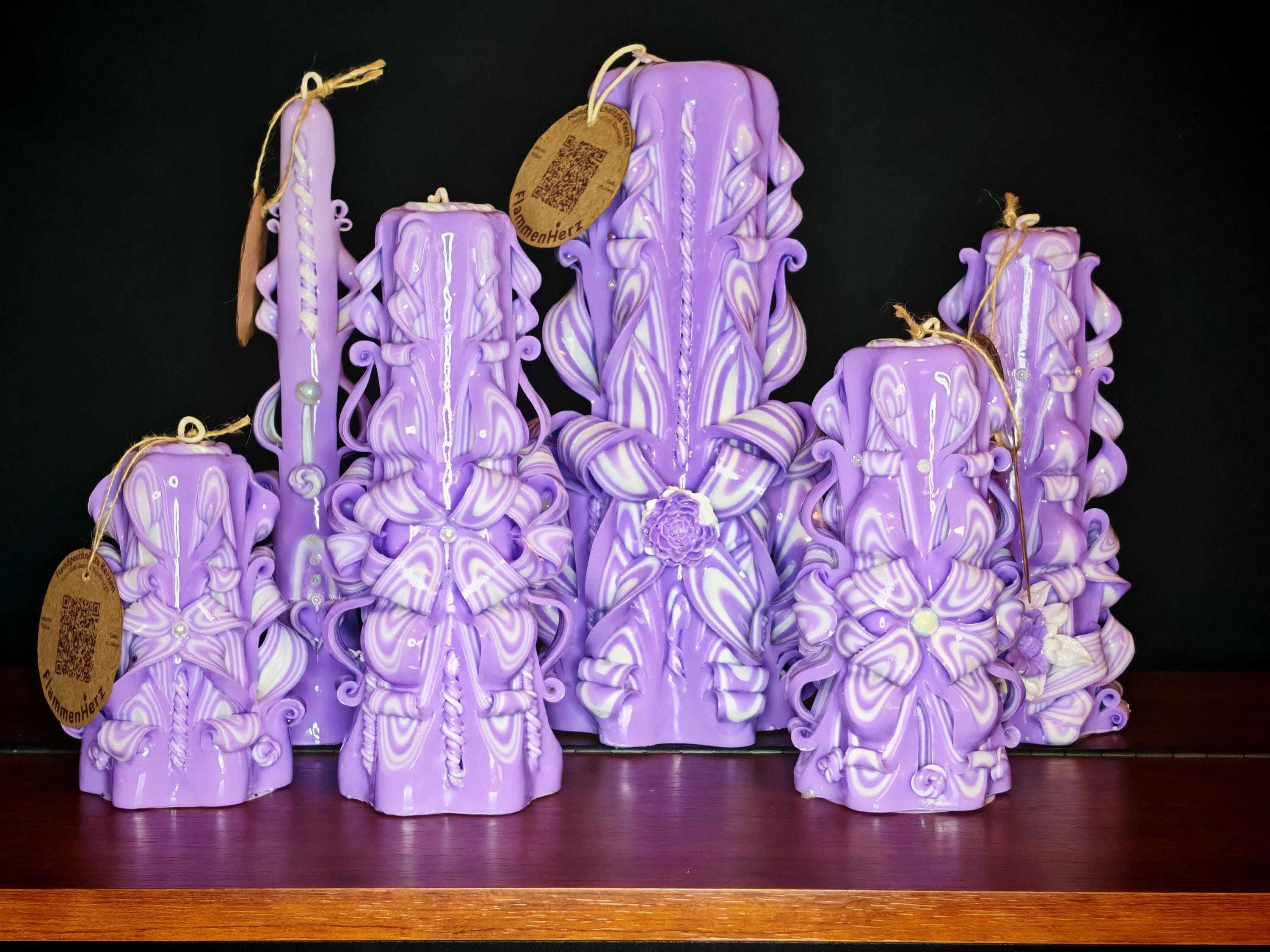 Handgeschnitzte Kerzen (Set oder einzeln) – geruchlos, handgemacht & bunt – violett-weiß, verschiedene Größen – Tischdeko und Geschenkidee