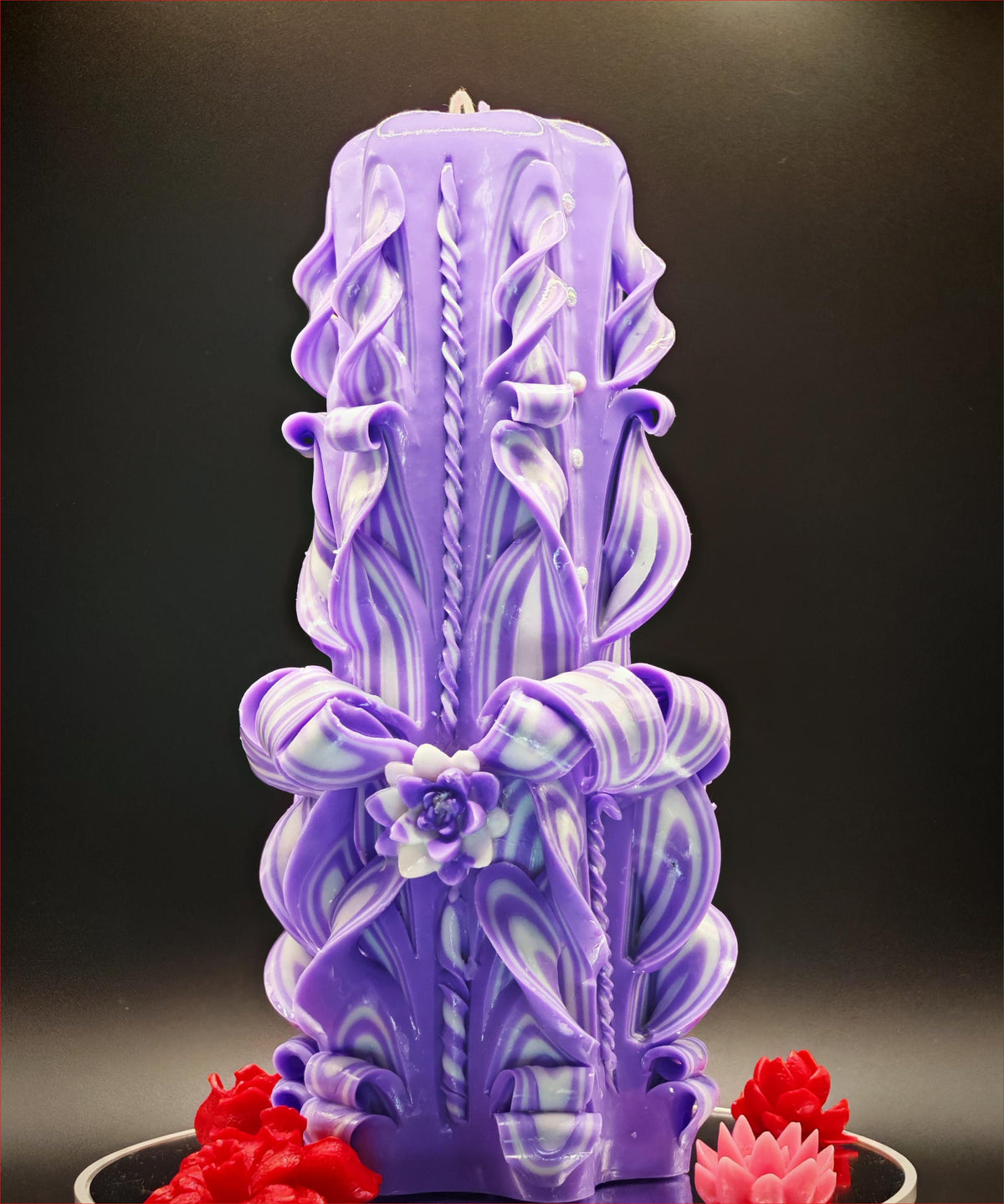 Handgeschnitzte Kerzen (Set oder einzeln) – geruchlos, handgemacht & bunt – violett-weiß, verschiedene Größen – Tischdeko und Geschenkidee