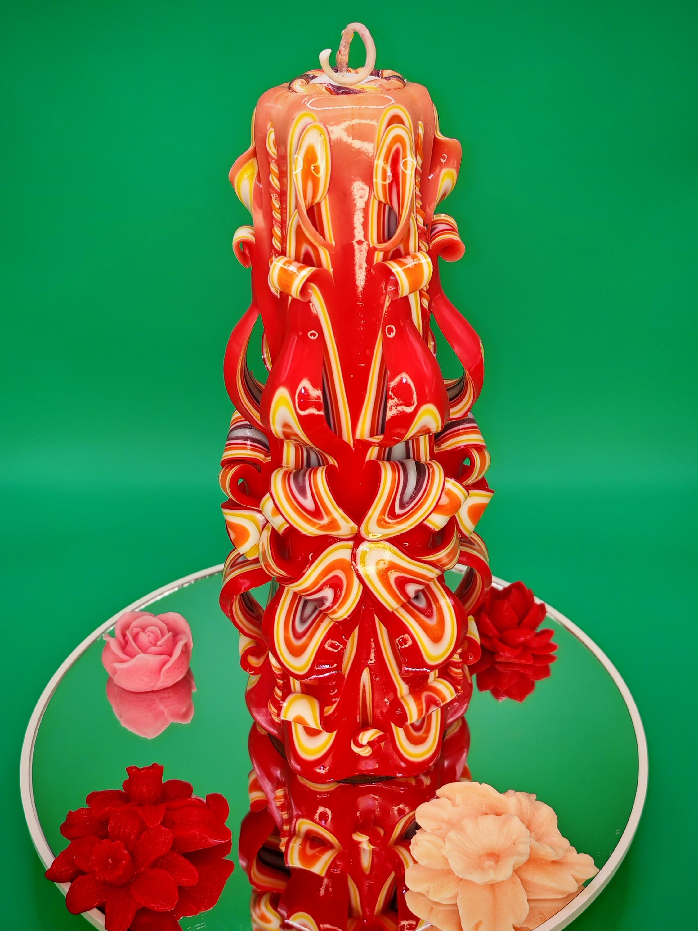 Handgeschnitzte Kerze – geruchlos, handgemacht & bunt, Luxus Kerze, Wohndeko, Geschenkidee (Grande Pyramide: ~ 22 x 11 cm)