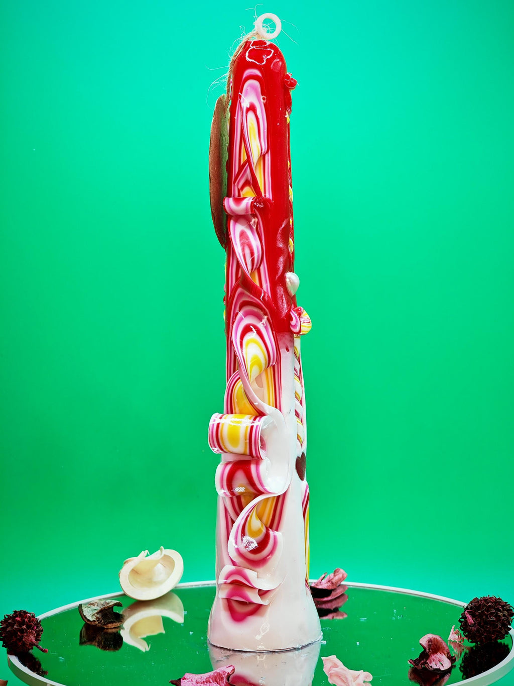 Handgeschnitzte Kerze – geruchlos, handgemacht & bunt, Luxus Kerze, Wohndeko, Geschenkidee (Majestic Slim: ~ 25 x 4.5 cm rot/gelb/weiß)