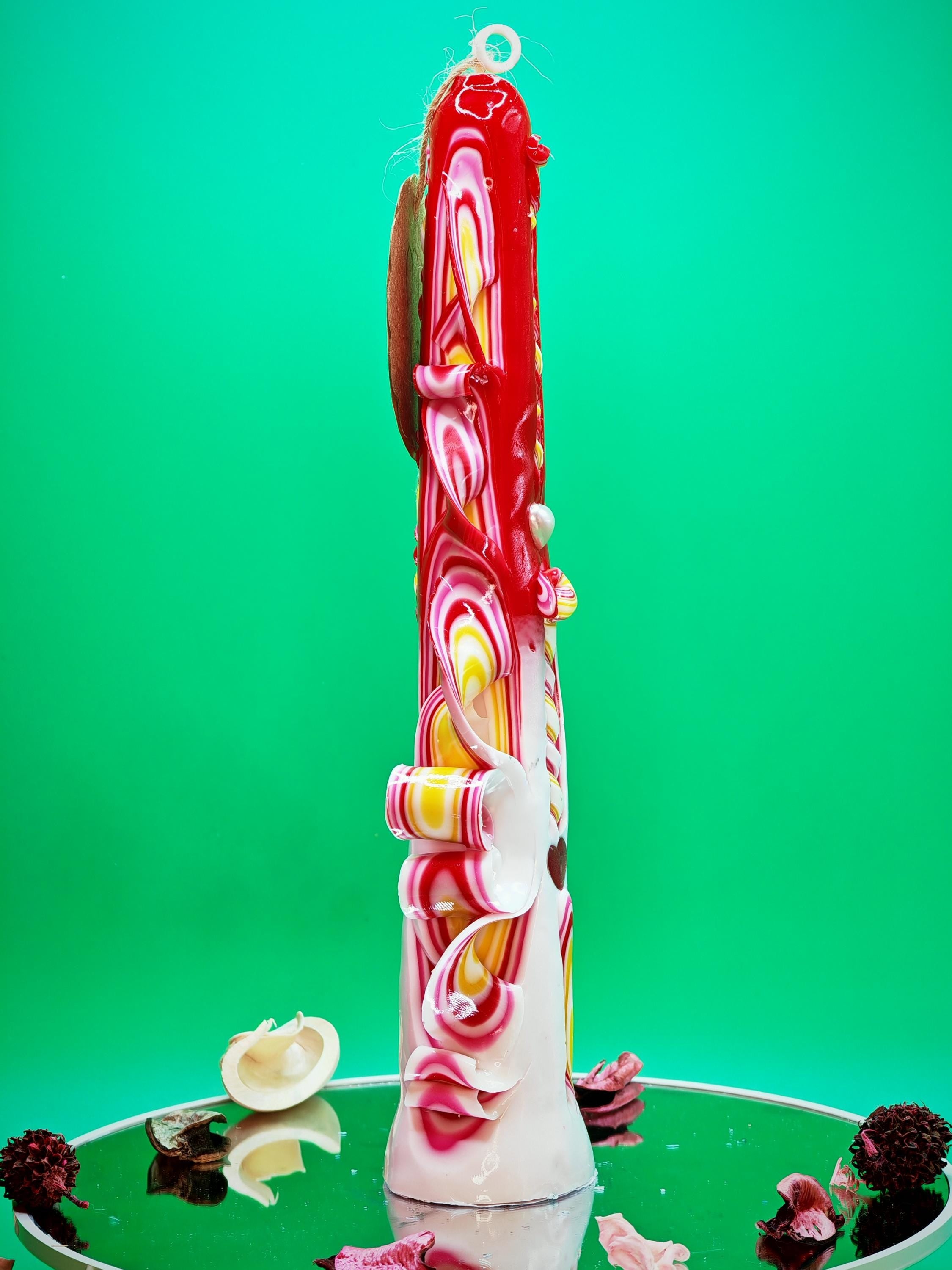 Handgeschnitzte Kerze – geruchlos, handgemacht & bunt, Luxus Kerze, Wohndeko, Geschenkidee (Majestic Slim: ~ 25 x 4.5 cm rot/gelb/weiß)