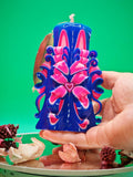 Handgeschnitzte Kerze – leuchtend pink / dunkelblau, handgemacht, bunte Deko & Geschenkidee ( Petit Pyramide 13x9 cm)