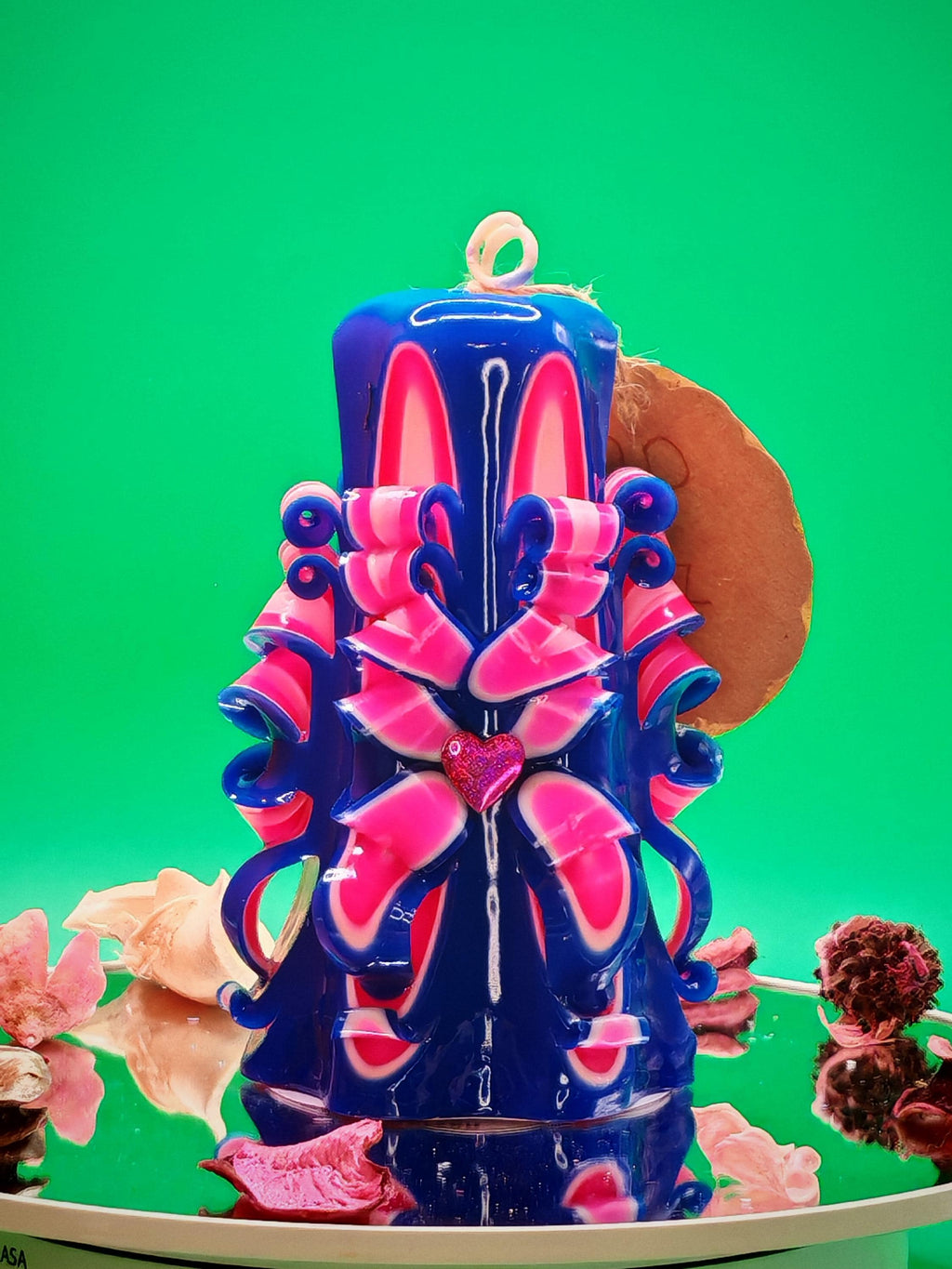 Handgeschnitzte Kerze – leuchtend pink / dunkelblau, handgemacht, bunte Deko & Geschenkidee ( Petit Pyramide 13x9 cm)