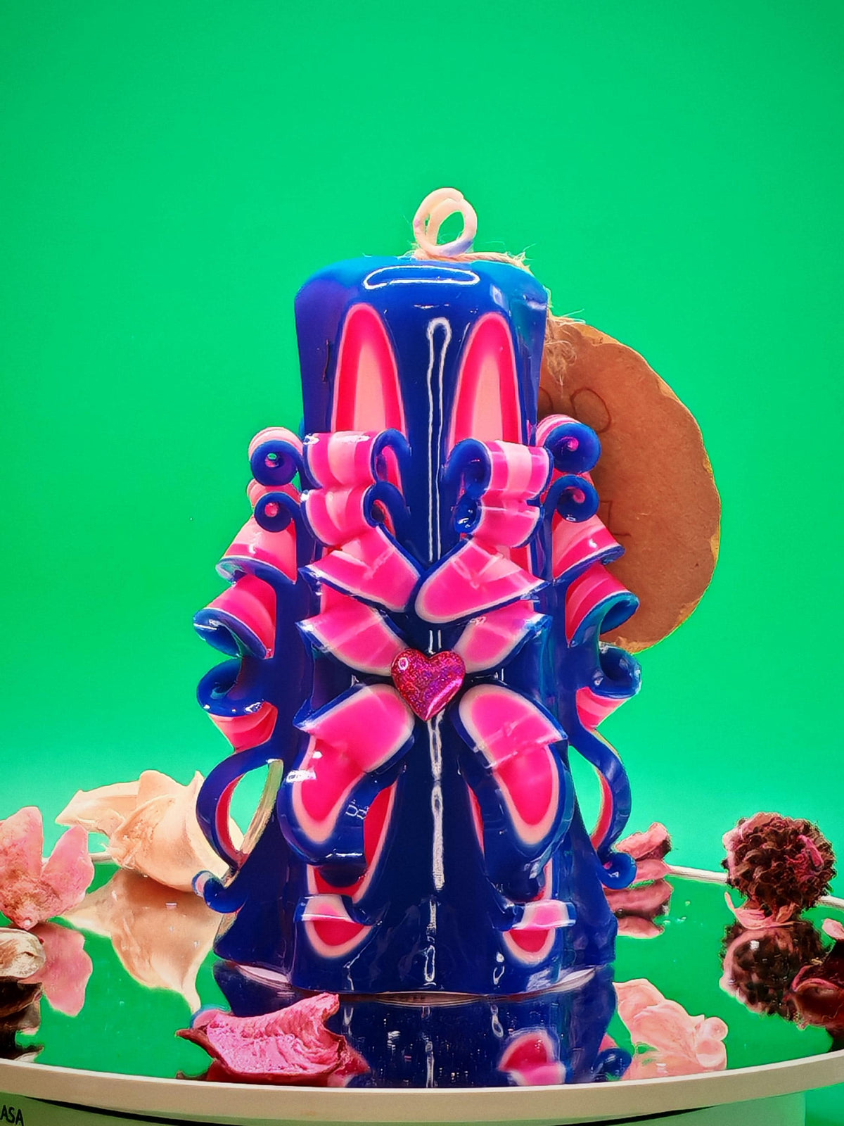 Handgeschnitzte Kerze – leuchtend pink / dunkelblau, handgemacht, bunte Deko & Geschenkidee ( Petit Pyramide 13x9 cm)