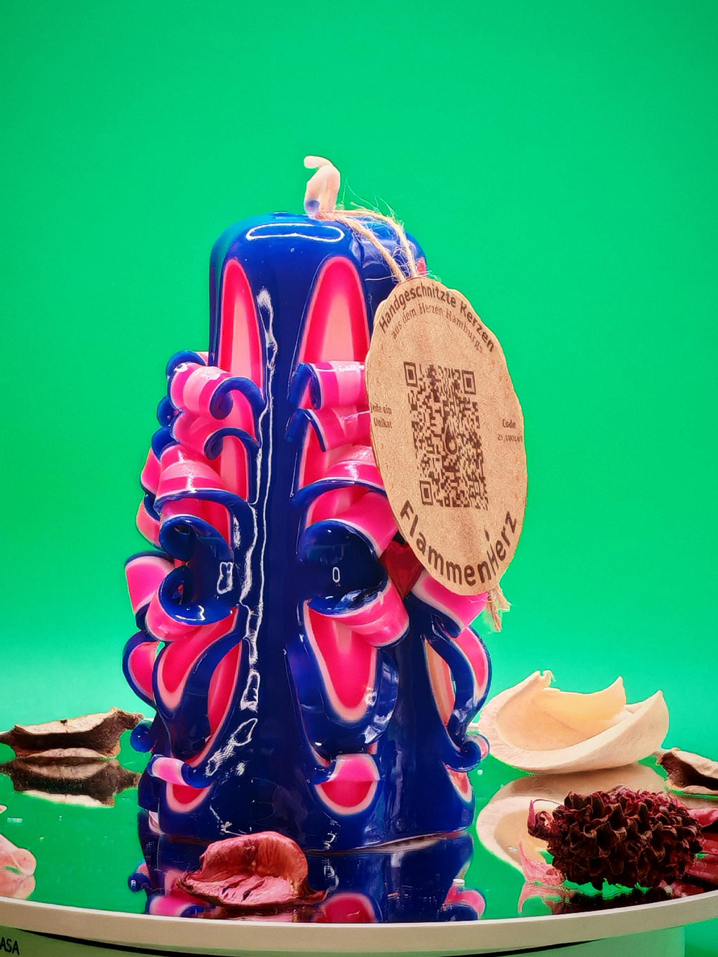 Handgeschnitzte Kerze – leuchtend pink / dunkelblau, handgemacht, bunte Deko & Geschenkidee ( Petit Pyramide 13x9 cm)
