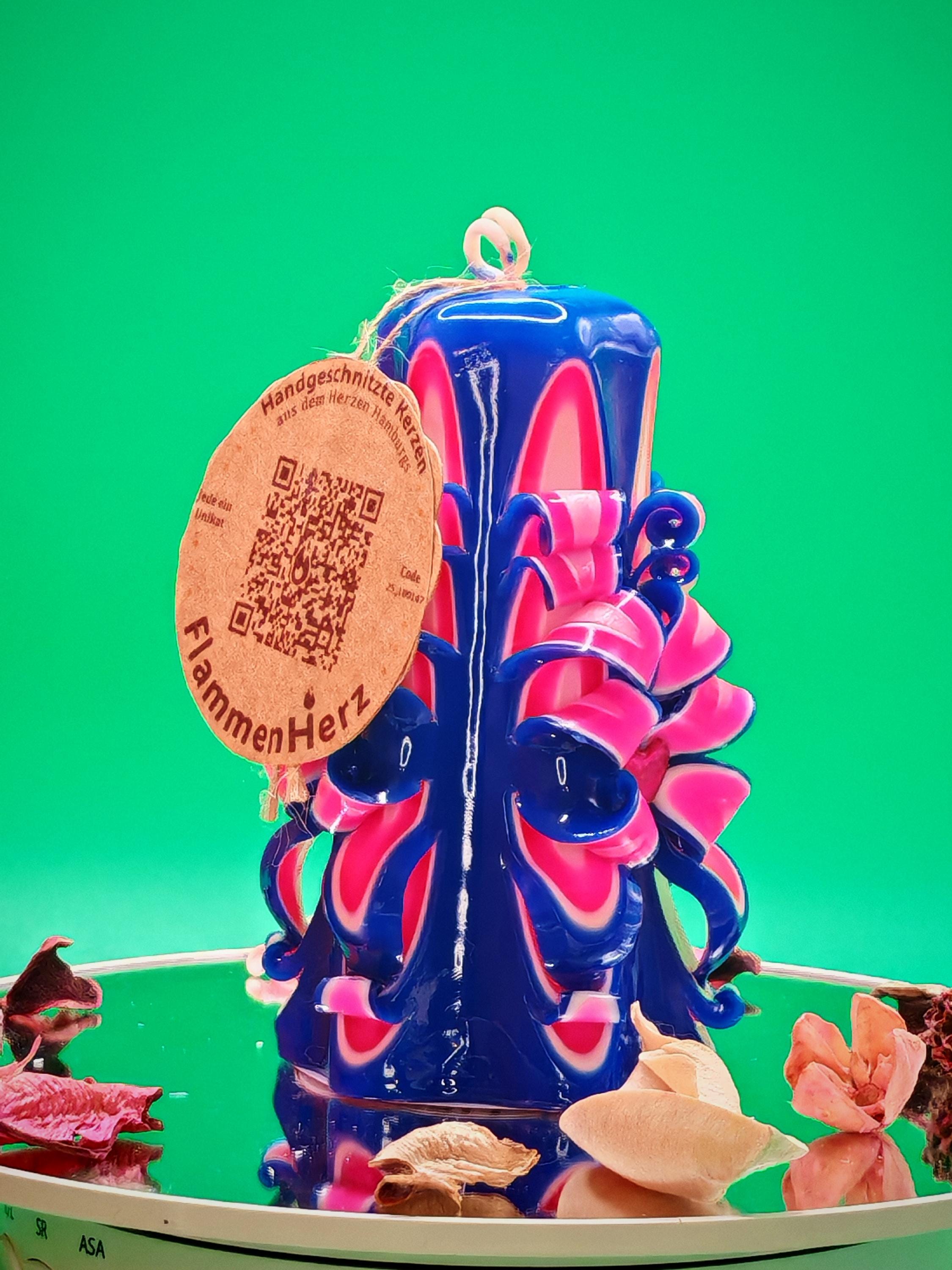 Handgeschnitzte Kerze – leuchtend pink / dunkelblau, handgemacht, bunte Deko & Geschenkidee ( Petit Pyramide 13x9 cm)