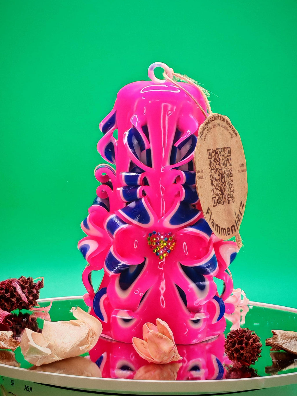 Handgeschnitzte Kerze – dunkelblau / leuchtend pink , handgemacht, bunte Deko & Geschenkidee ( Petit Pyramide 13x9 cm)