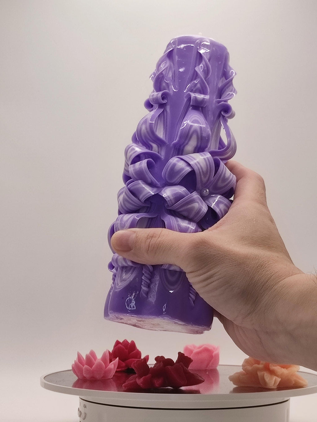 Handgeschnitzte Kerzen (Set oder einzeln) – geruchlos, handgemacht & bunt – violett-weiß, verschiedene Größen – Tischdeko und Geschenkidee