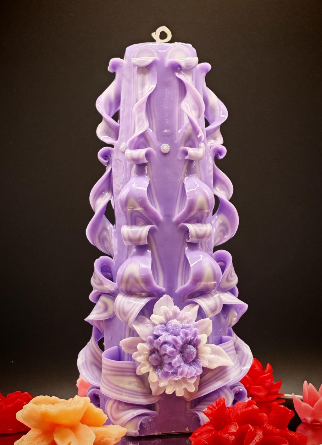 Handgeschnitzte Kerzen (Set oder einzeln) – geruchlos, handgemacht & bunt – violett-weiß, verschiedene Größen – Tischdeko und Geschenkidee