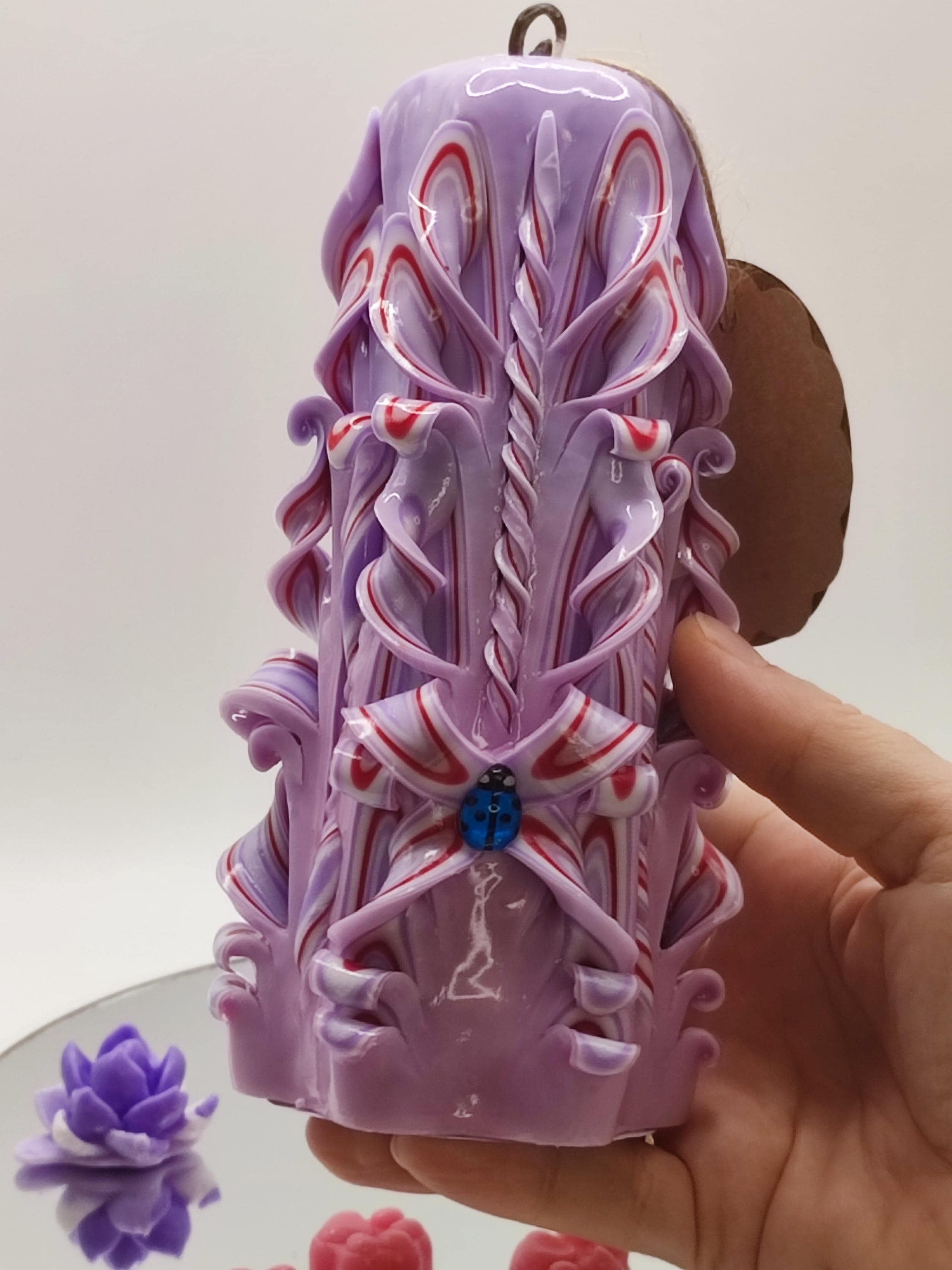 Handgeschnitzte Kerze – geruchlos, handgemacht & bunt (Petit Pyramide ~ 16 x 10 cm)