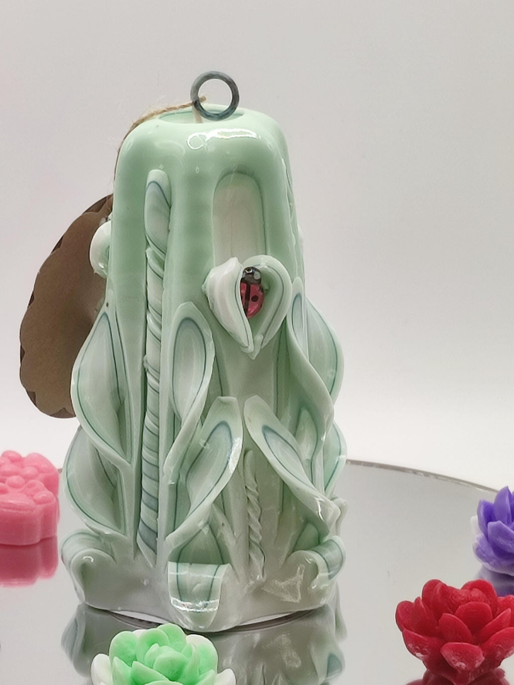 Handgeschnitzte Kerze – geruchlos, handgemacht & bunt, Luxus Tischdeko (Petit Pyramide ~ 13 x 9cm)