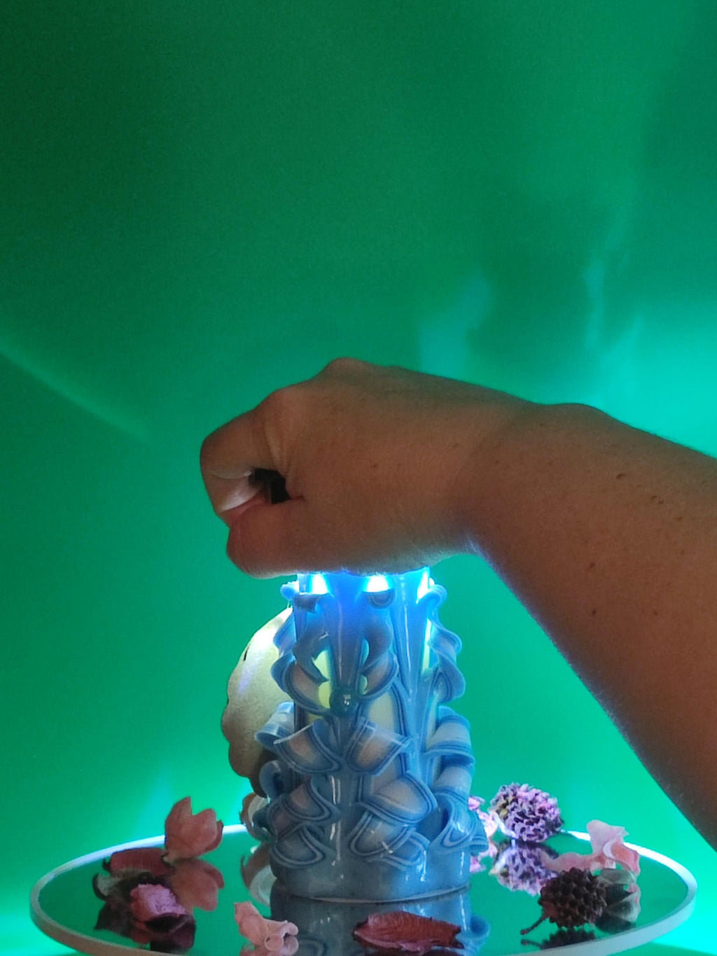 Handgeschnitzte Kerze aus Handarbeit – „Blauer Kristall“ – ein außergewöhnliches Geschenk im Mini-Format (Mini Pyramide ~ 9 x 6cm)