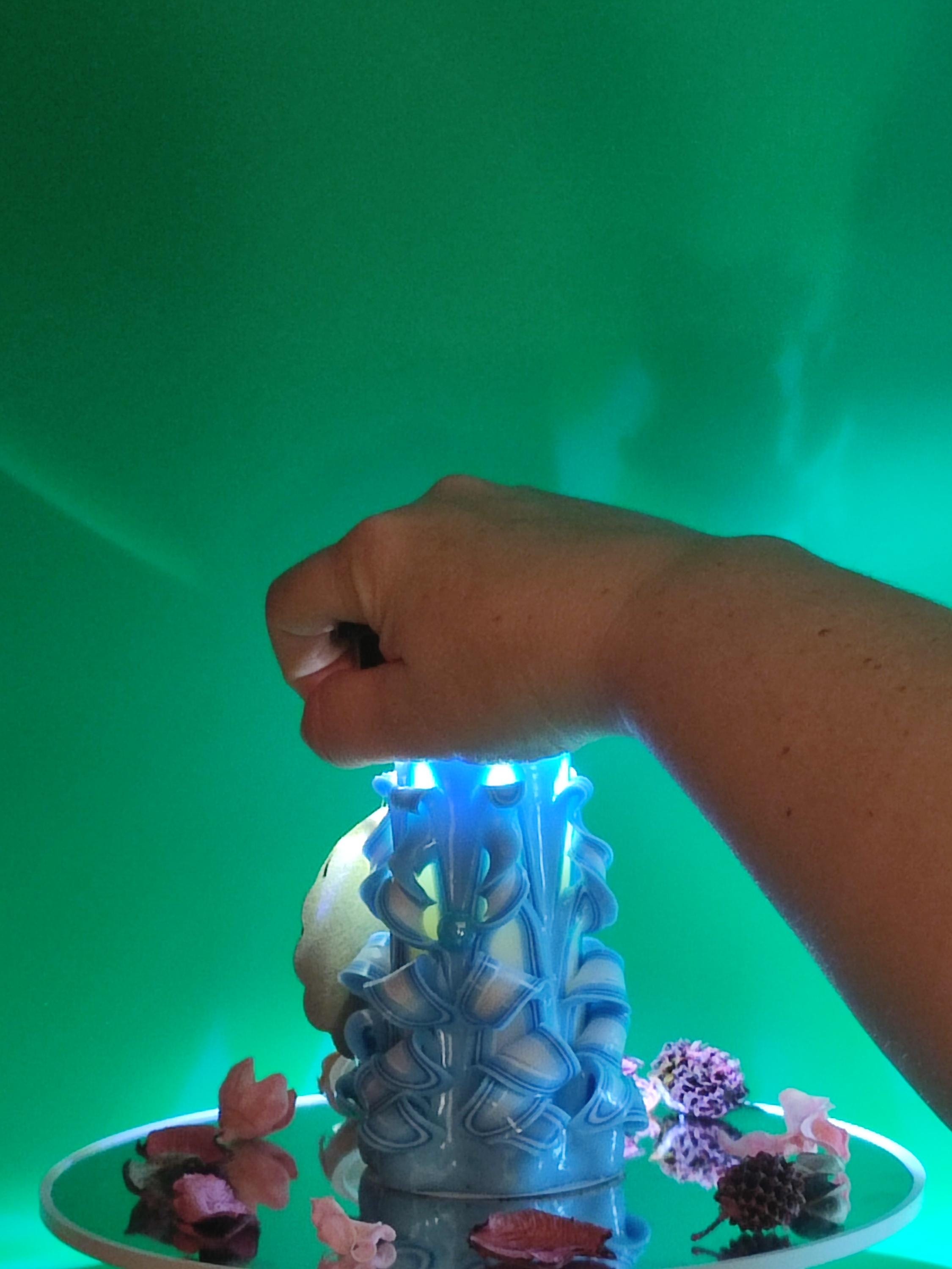 Handgeschnitzte Kerze aus Handarbeit – „Blauer Kristall“ – ein außergewöhnliches Geschenk im Mini-Format (Mini Pyramide ~ 9 x 6cm)
