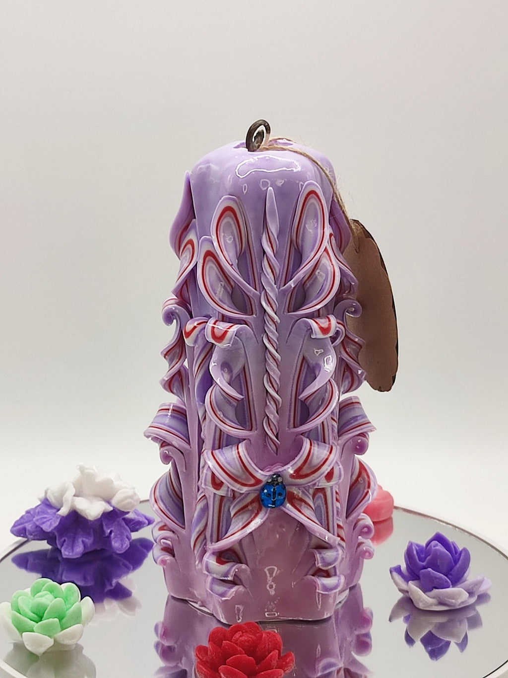 Handgeschnitzte Kerze – geruchlos, handgemacht & bunt (Petit Pyramide ~ 16 x 10 cm)