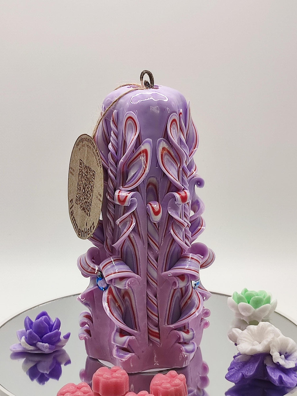 Handgeschnitzte Kerze – geruchlos, handgemacht & bunt (Petit Pyramide ~ 16 x 10 cm)
