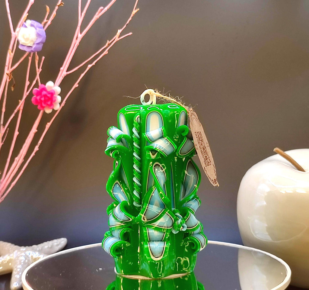 Handgeschnitzte Kerze „Emerald Harmony“ – St. Patrick’s Day Geschenk, Duftfreie Dekokerze, (Petit Classic 14x9 cm)