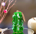 Handgeschnitzte Kerze „Emerald Harmony“ – St. Patrick’s Day Geschenk, Duftfreie Dekokerze, (Petit Classic 14x9 cm)