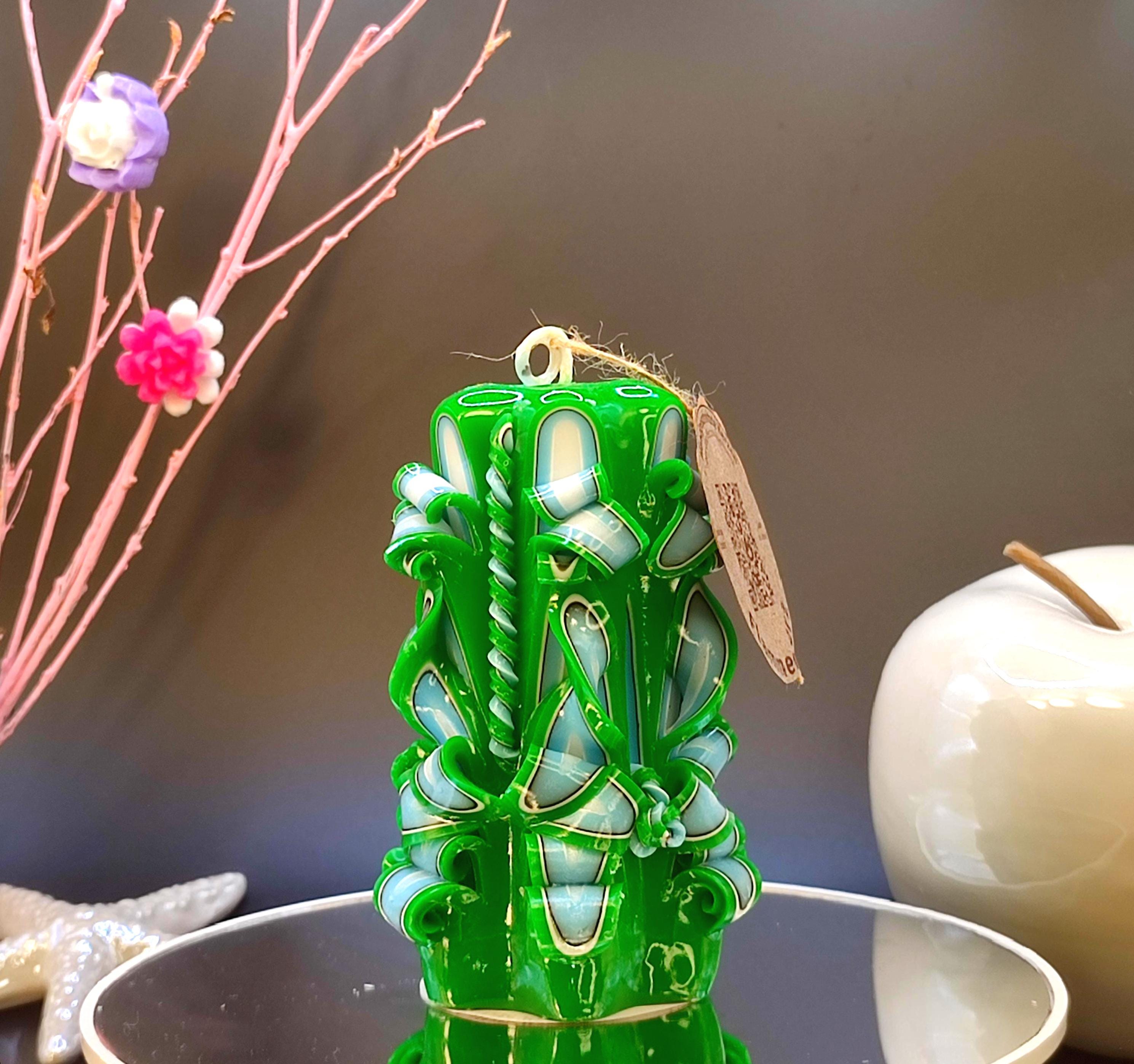 Handgeschnitzte Kerze „Emerald Harmony“ – St. Patrick’s Day Geschenk, Duftfreie Dekokerze, (Petit Classic 14x9 cm)